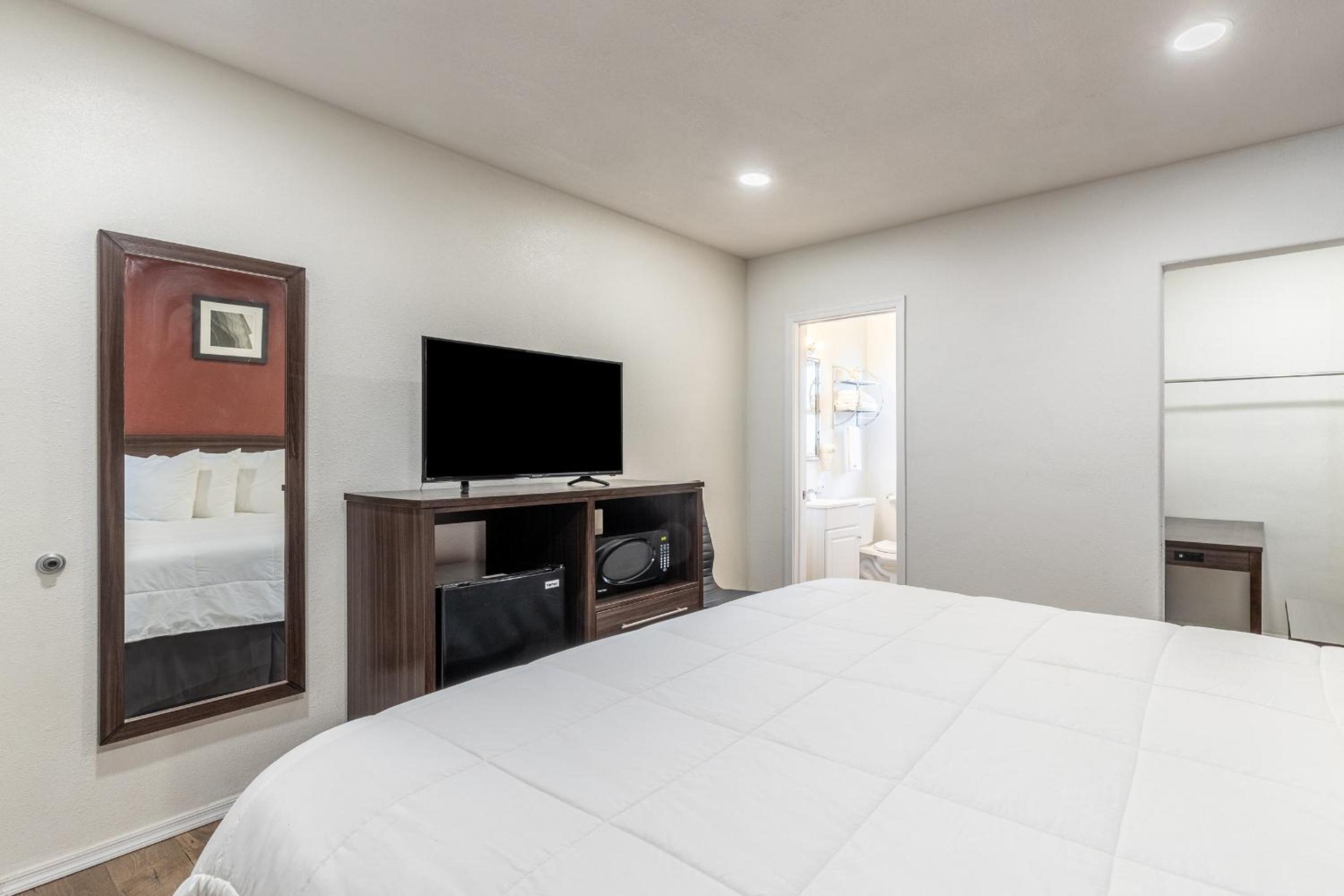 Standard King Room - Non Smoking - Photo 1