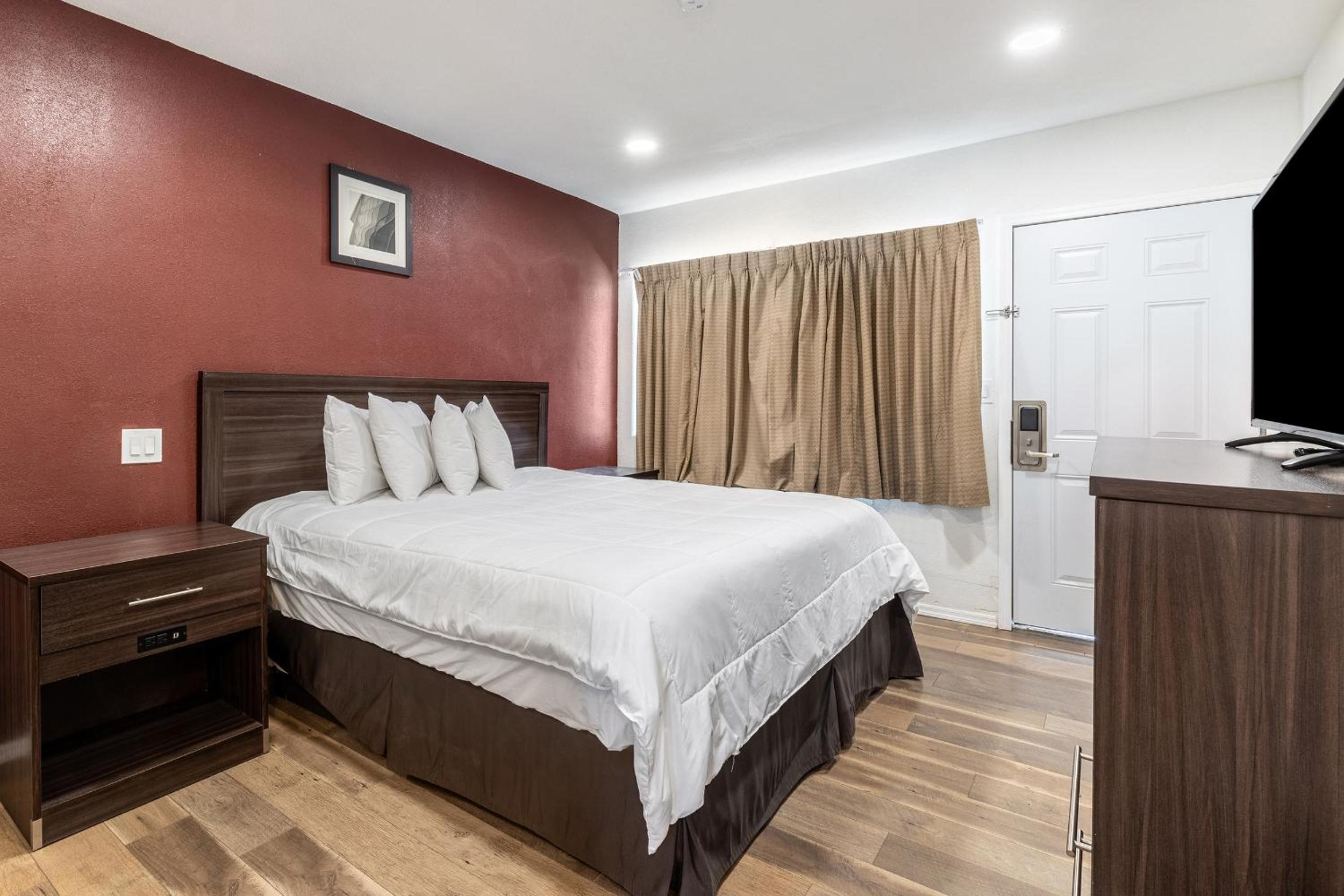 King Room - Accessible/Non Smoking - Photo 1