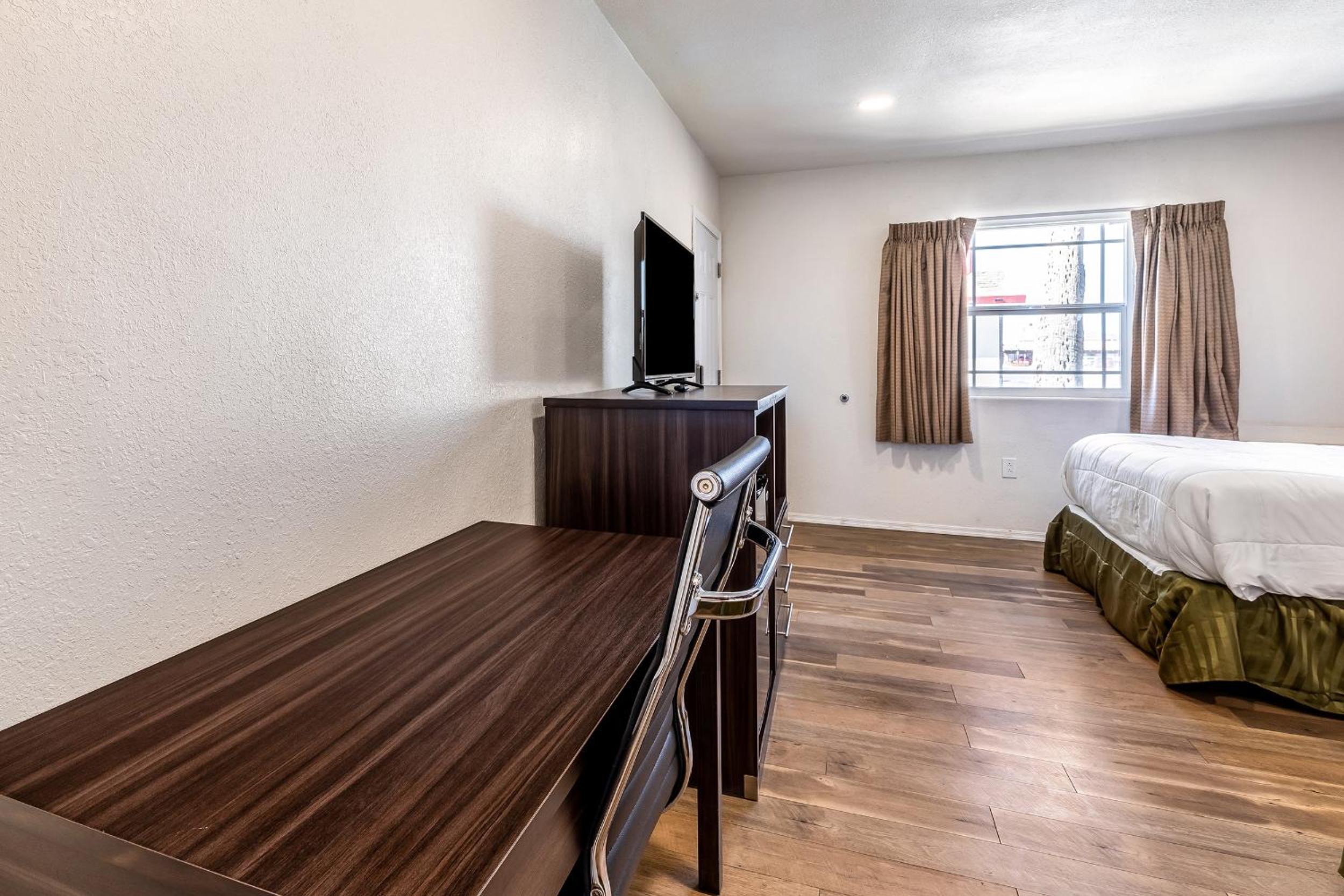 Standard Queen Room with Two Queen Beds - Non Smoking  - Photo 4