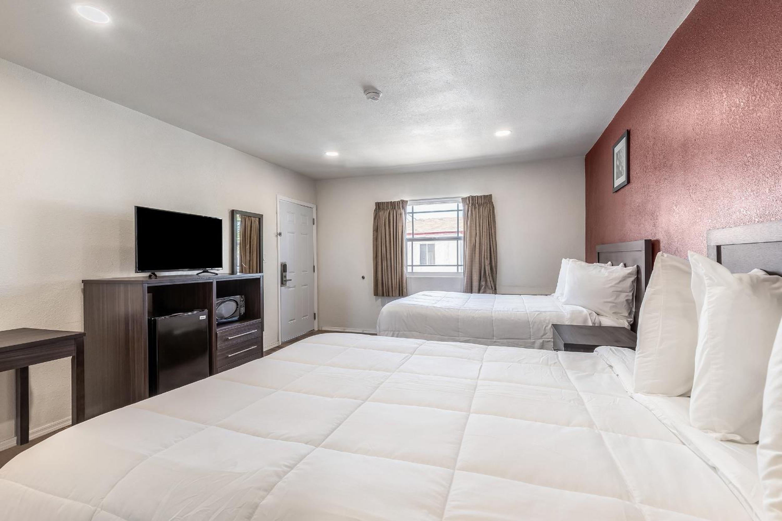 Standard Queen Room with Two Queen Beds - Non Smoking  - Photo 2
