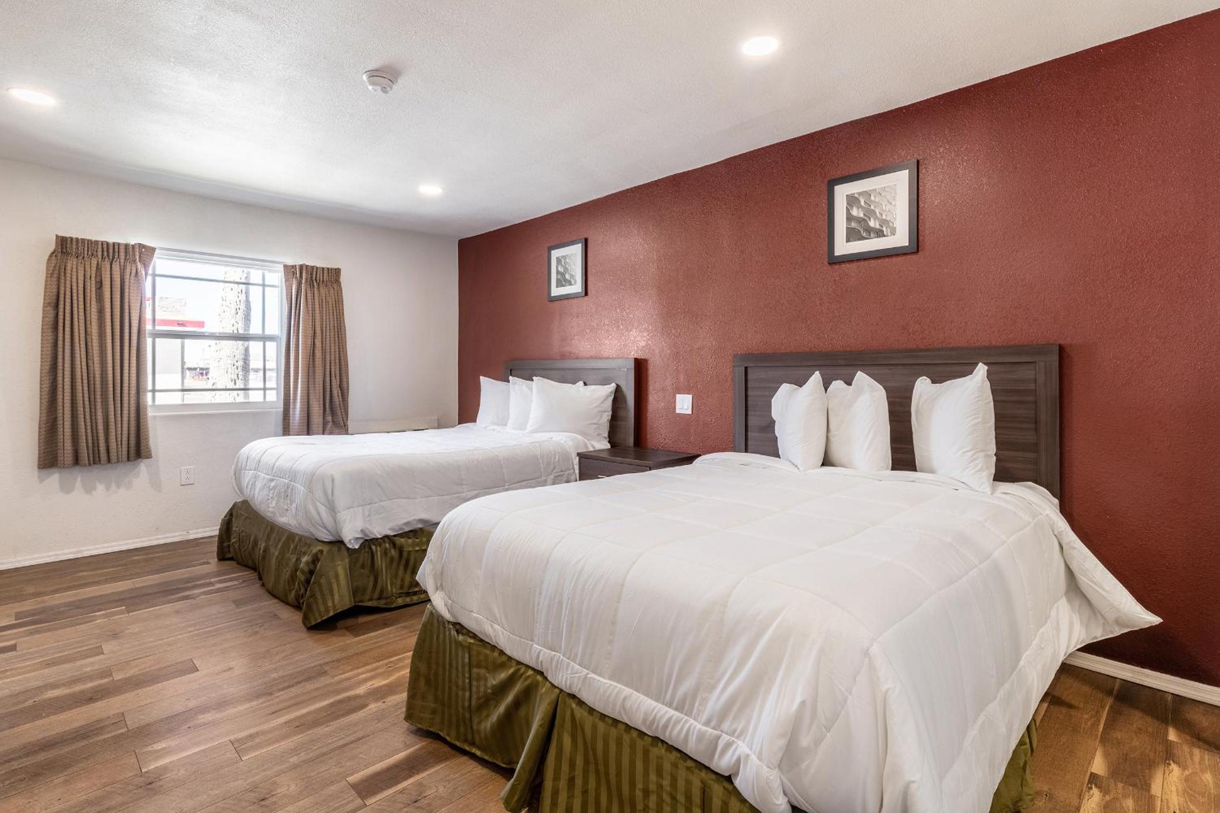 Standard Queen Room with Two Queen Beds - Non Smoking  - Photo 5