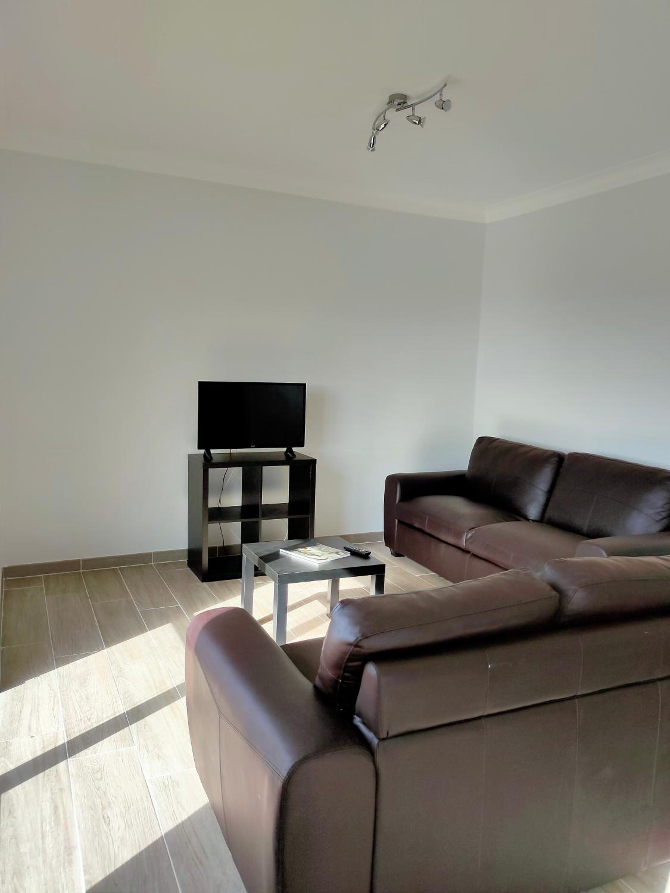 Three-Bedroom Apartment with Balcony - Photo 5