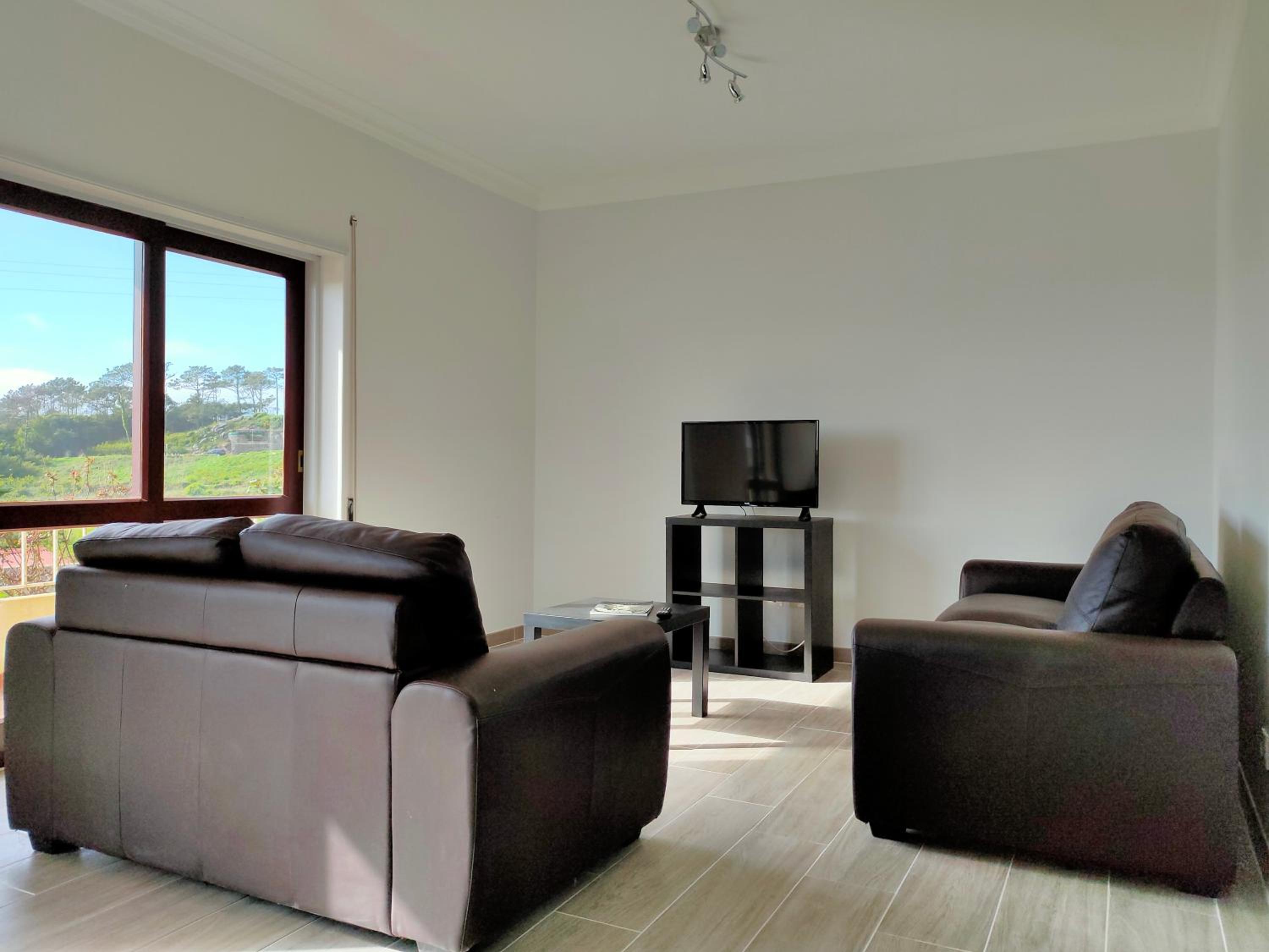 Three-Bedroom Apartment with Balcony - Photo 2