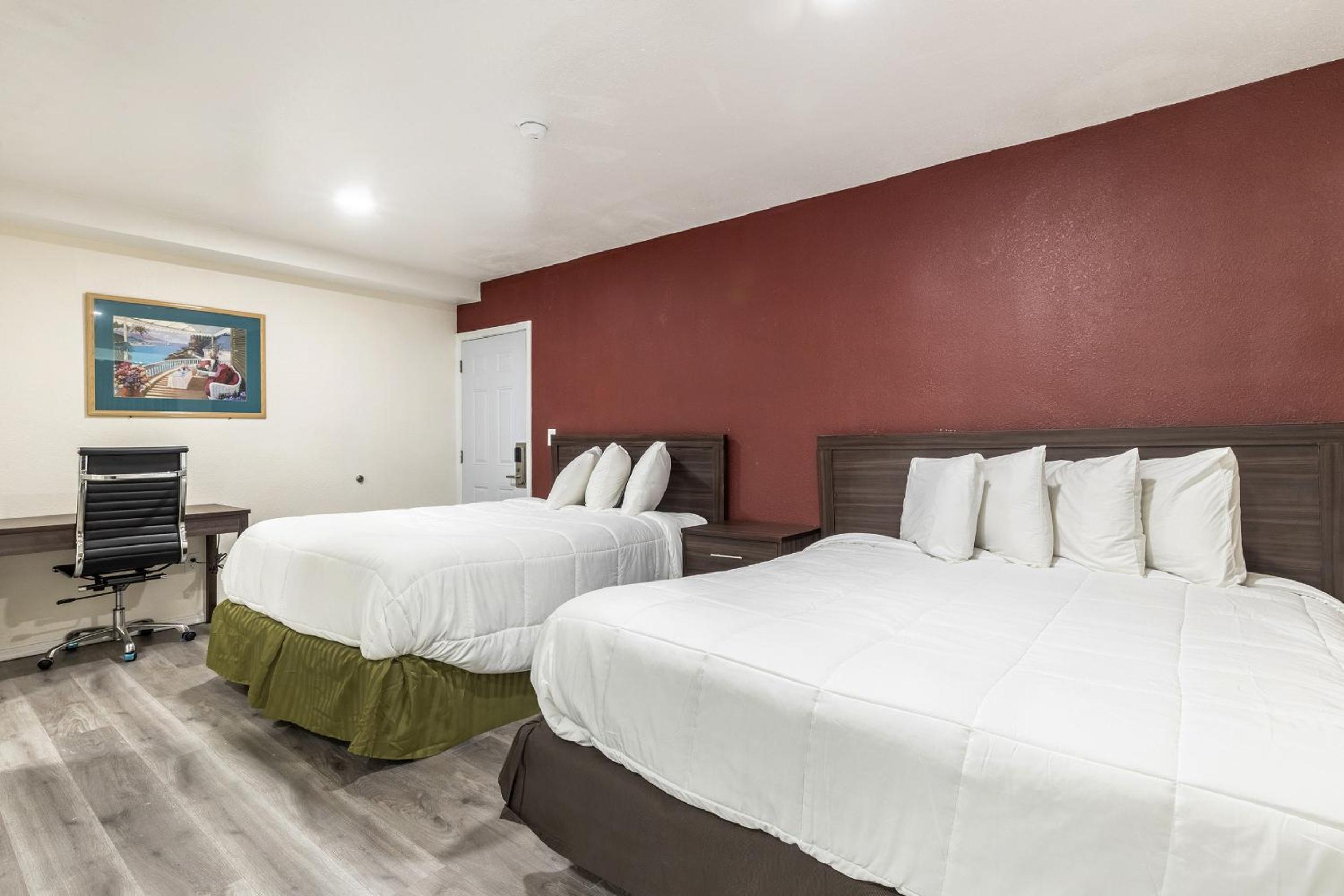 Large Family Room with Three Queen Beds - Non Smoking - Photo 2