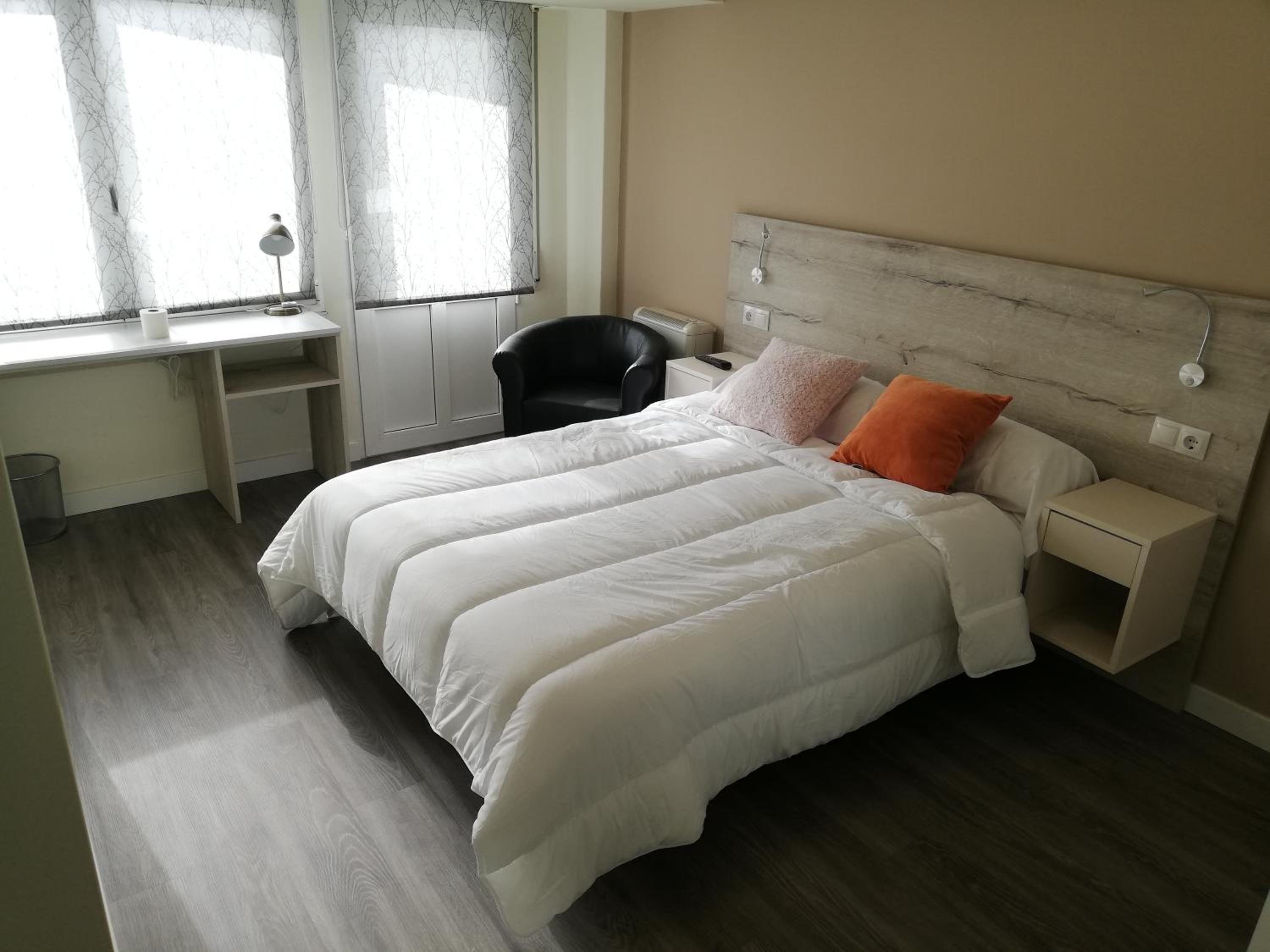Double Room with Balcony - Photo 9