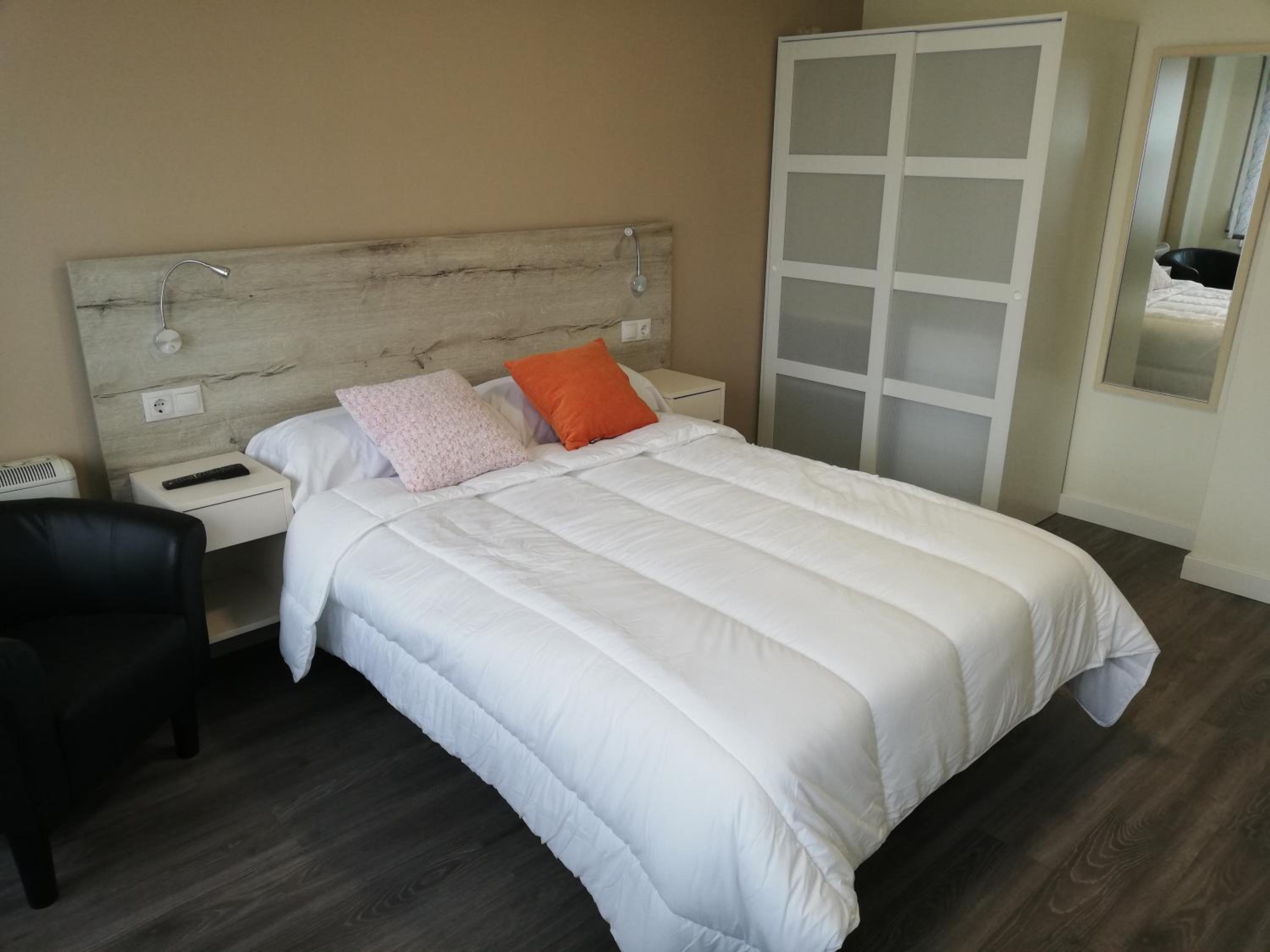 Double Room with Balcony - Photo 2