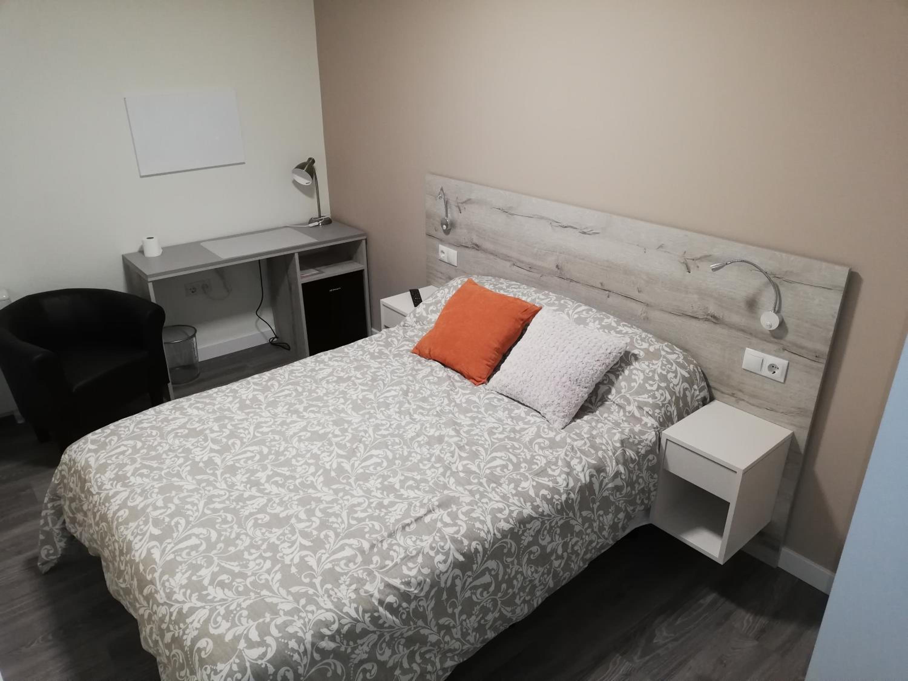 Economy Double Room - Photo 10