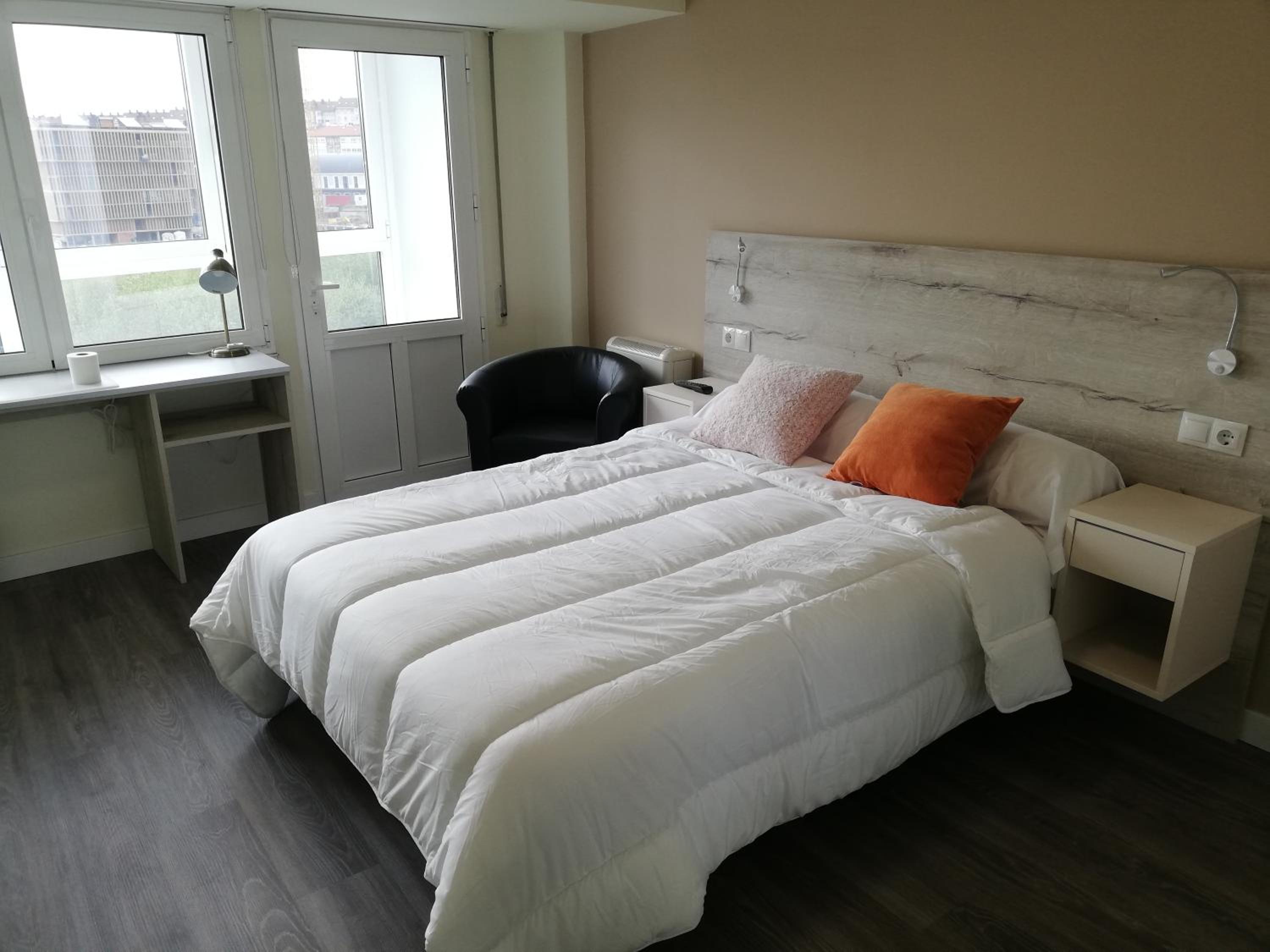 Double Room with Balcony - Photo 3