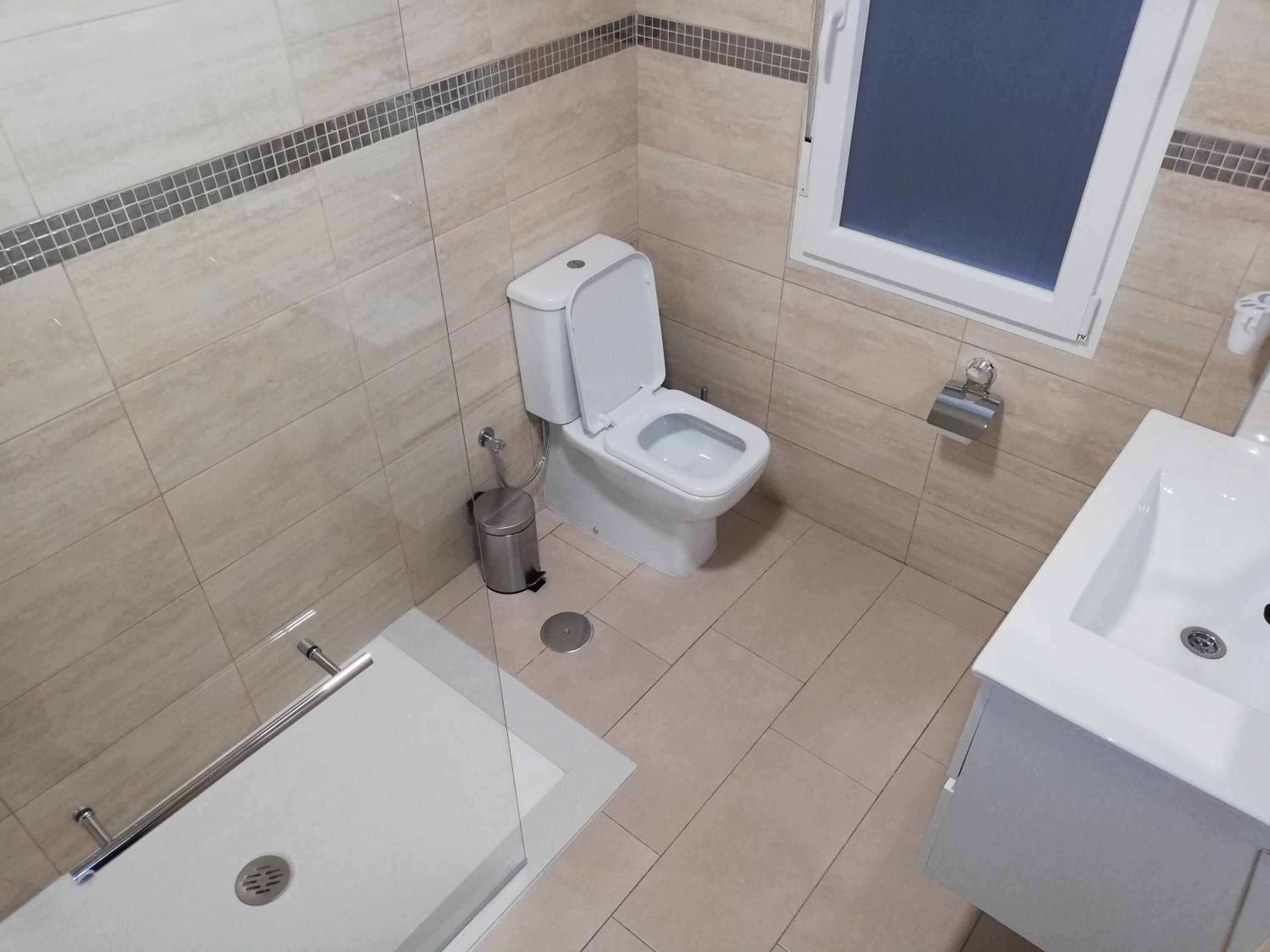 Large Double Room with Shared Bathroom