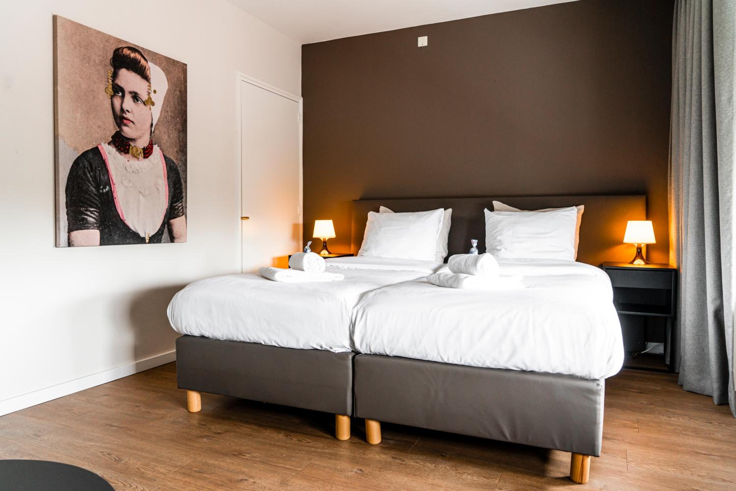 Double Room with City View - Photo 4