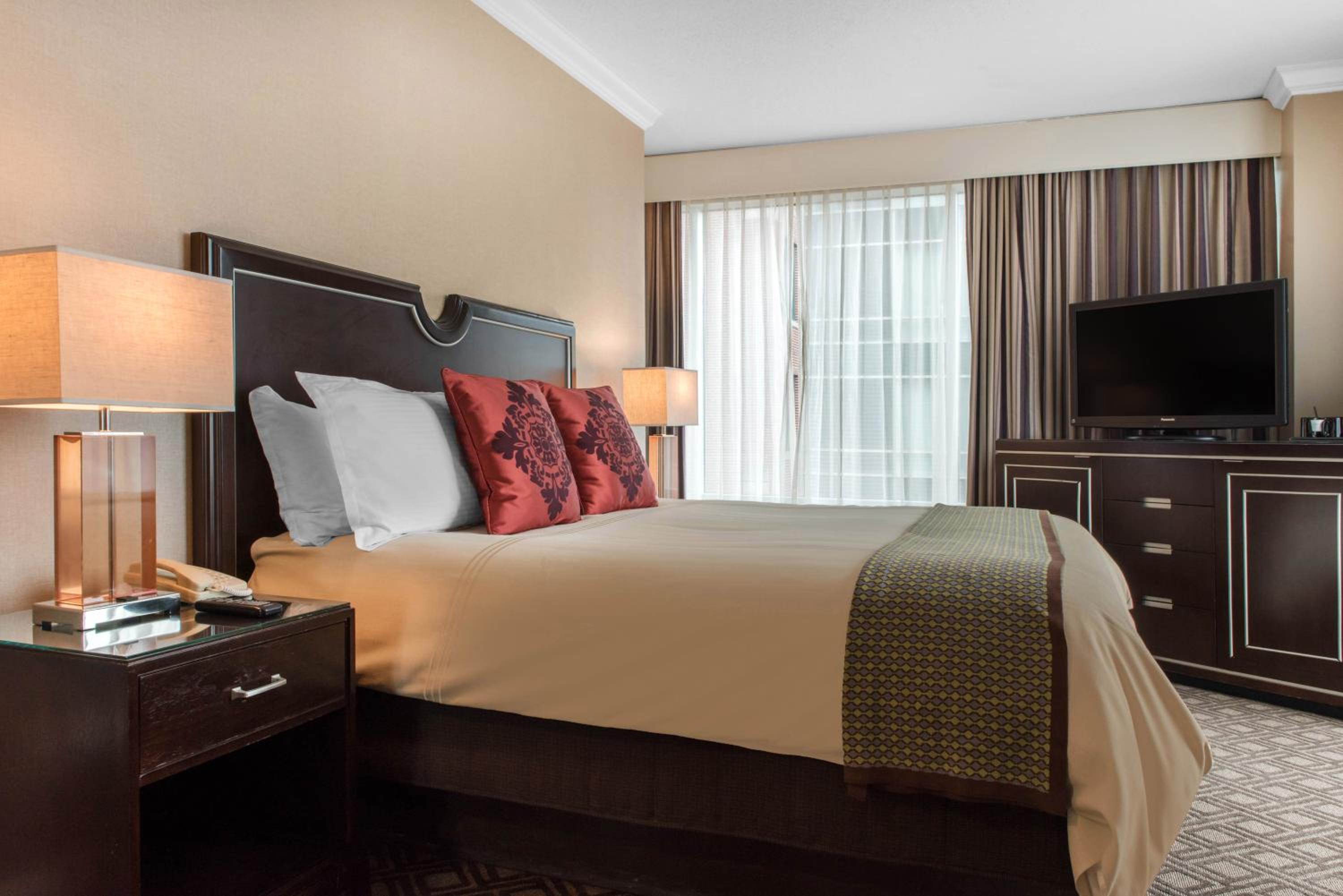 ADA Plaza Suite - 1 King Bed photo 3