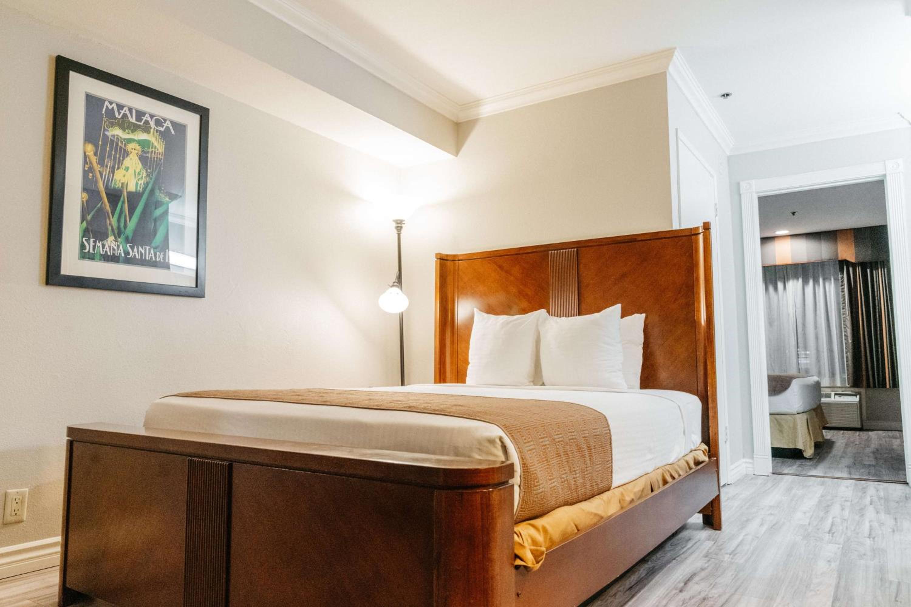 Suite with One King and One Queen Bed - Photo 5