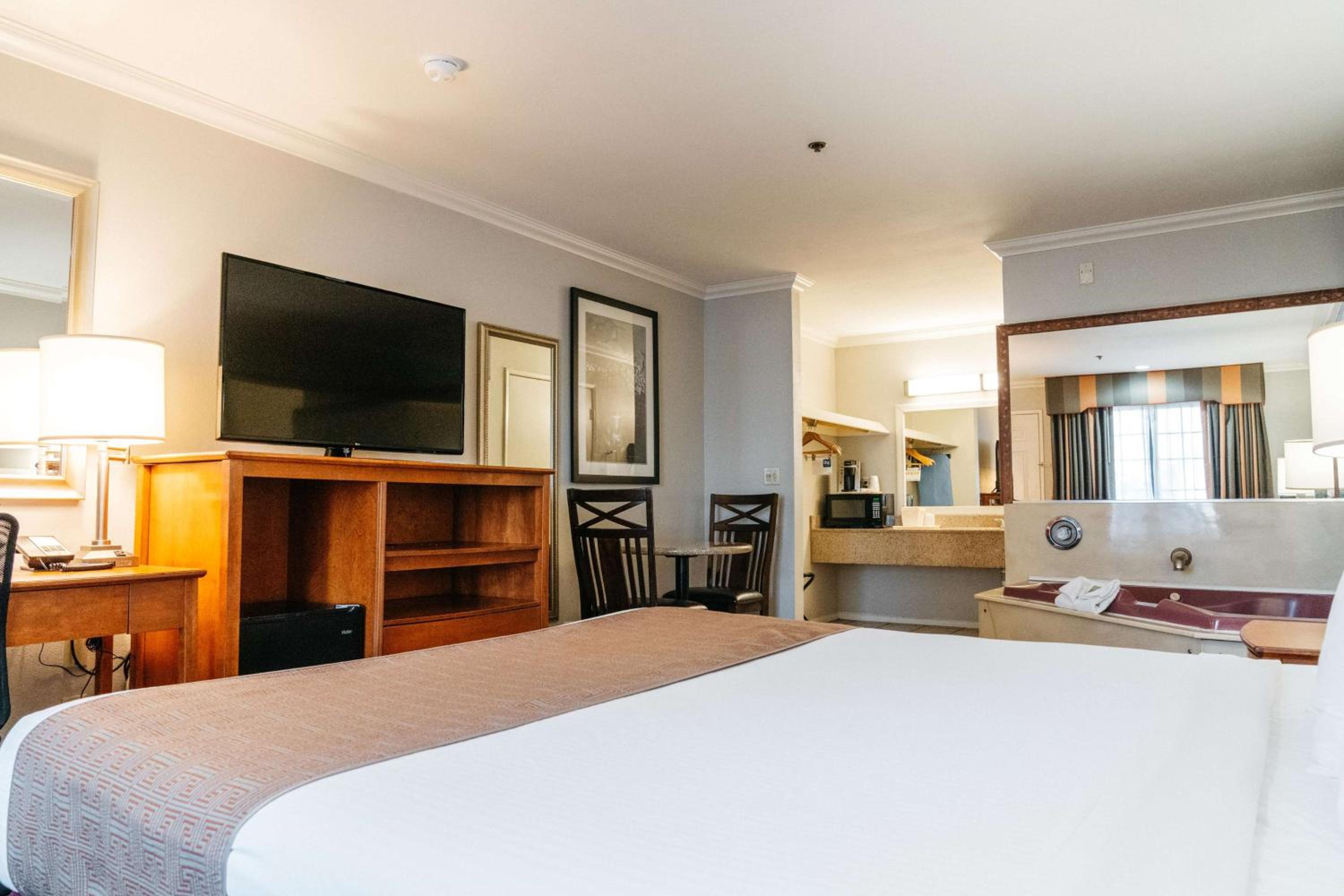 King Room with Spa Bath - Photo 4