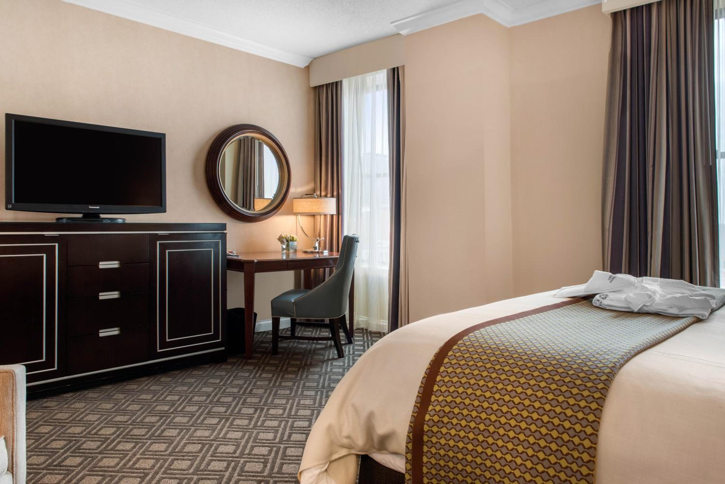 Deluxe King Room - Photo 4