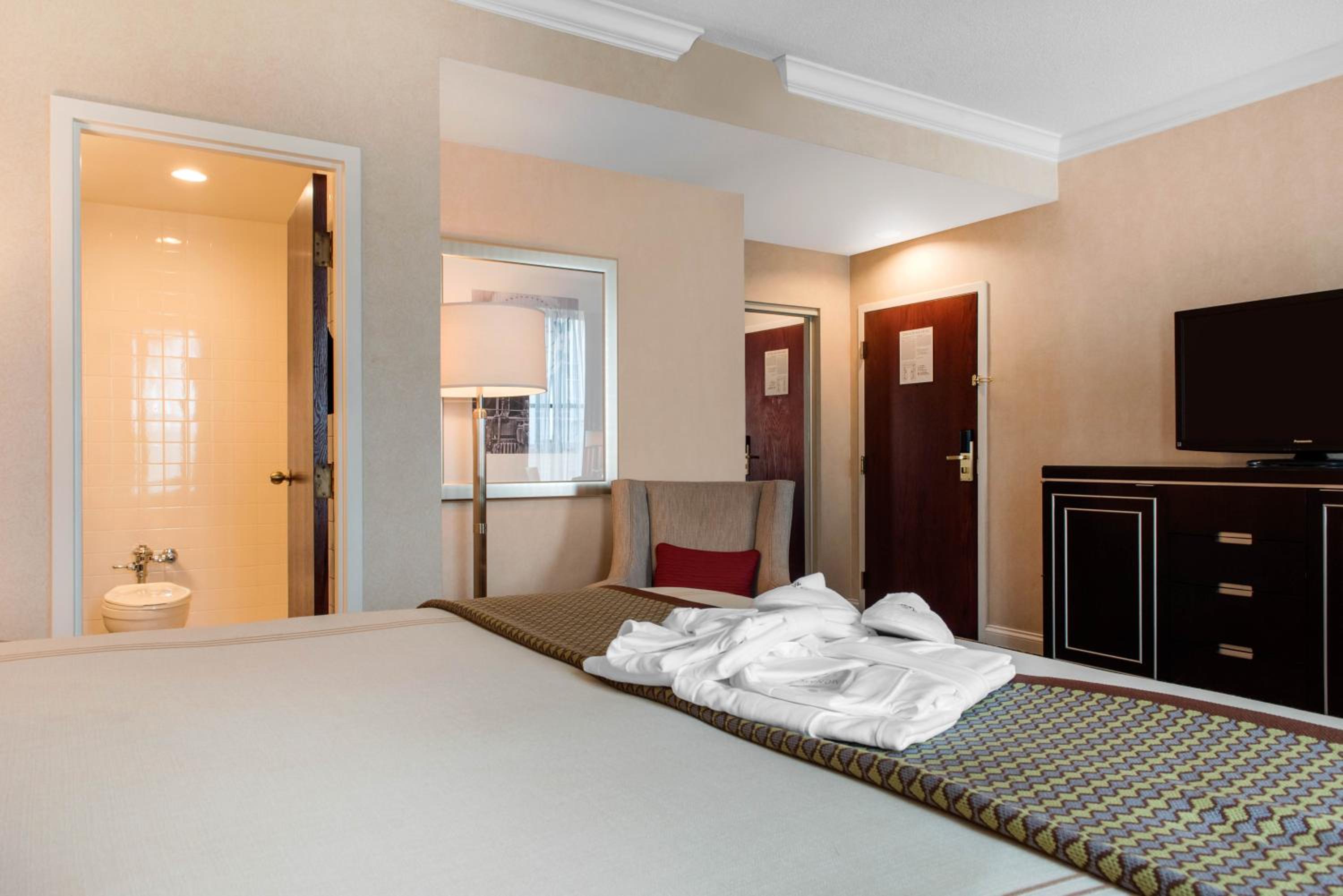 Deluxe King Room - Photo 1