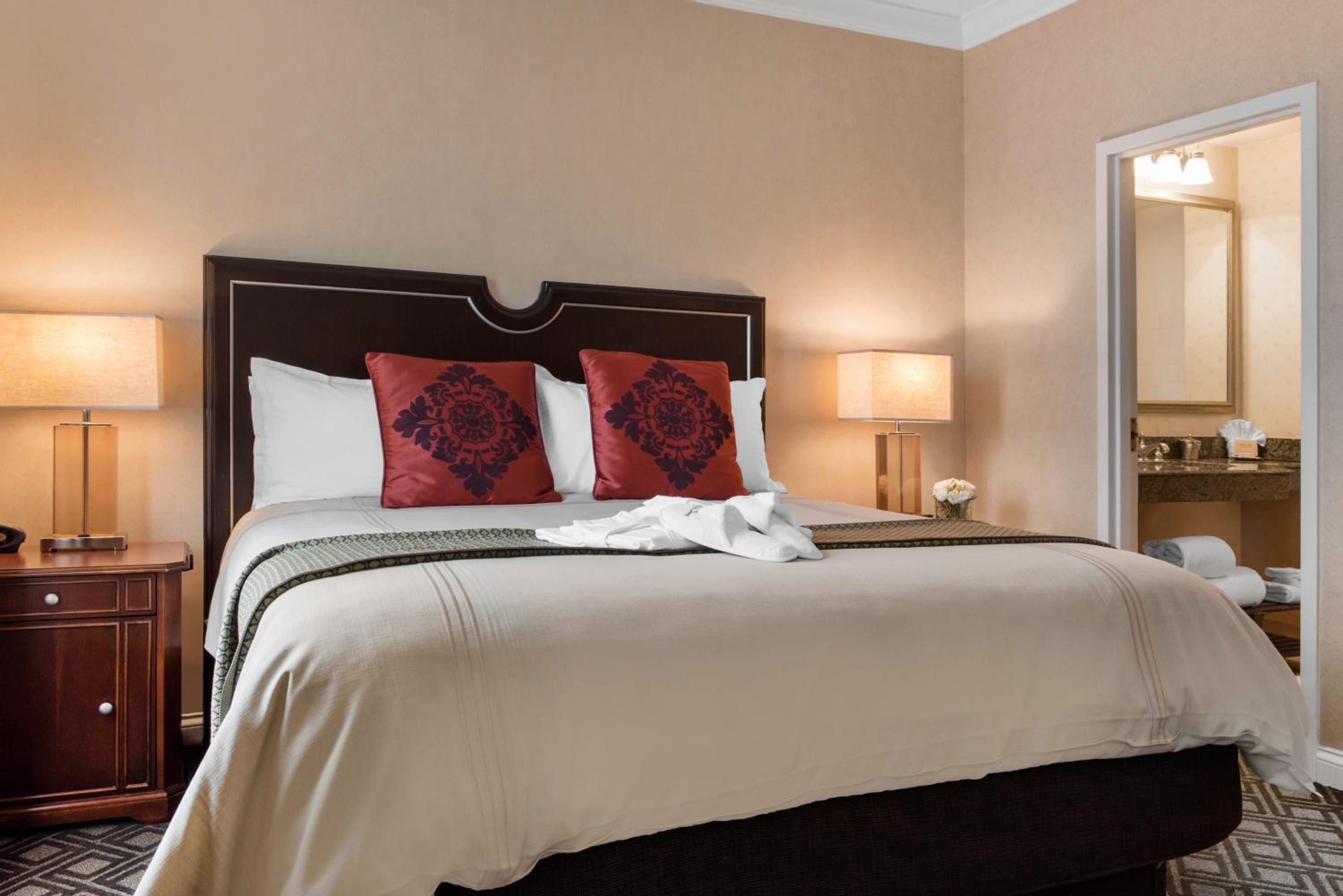 Deluxe King Room - Photo 5