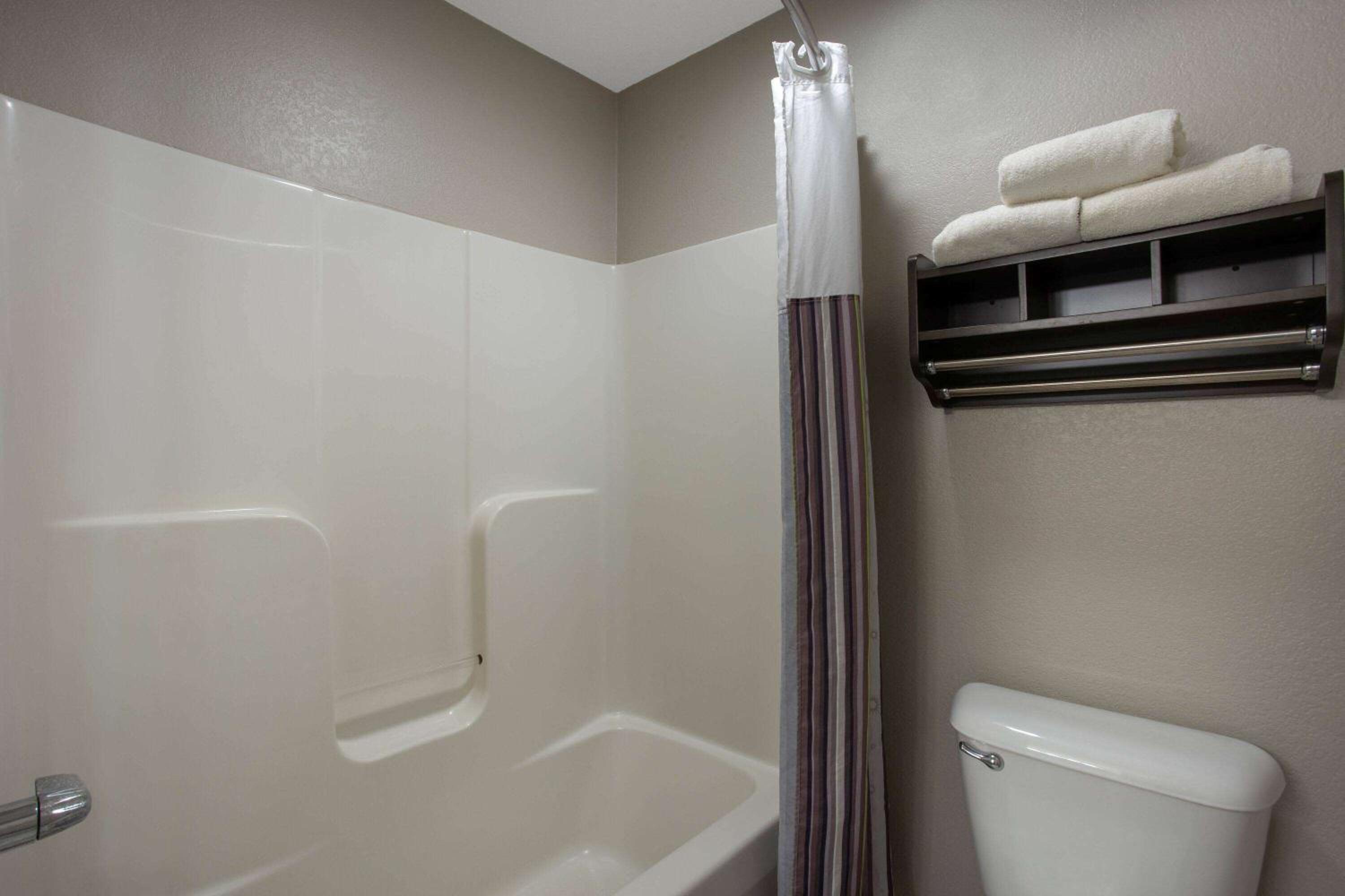 Queen Room with Two Queen Beds - Non-Smoking - Photo 2