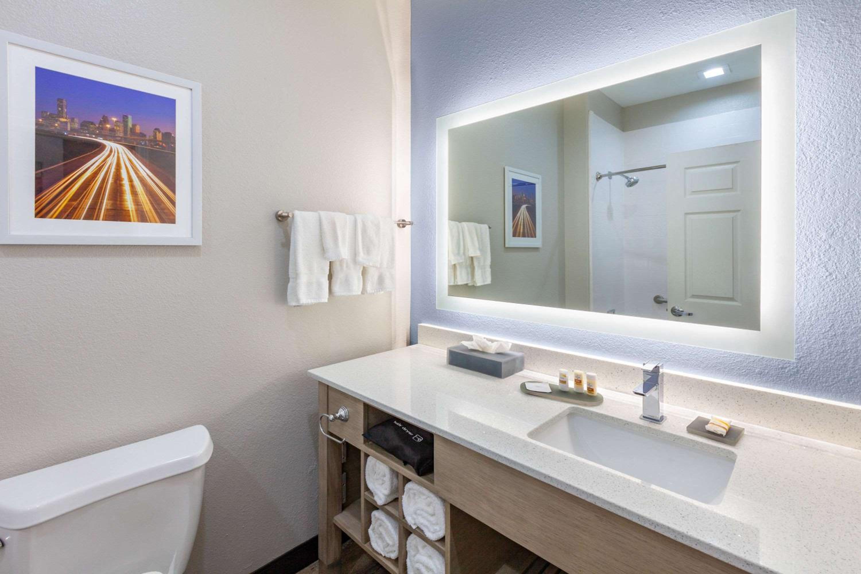 Standard King Room - Photo 7