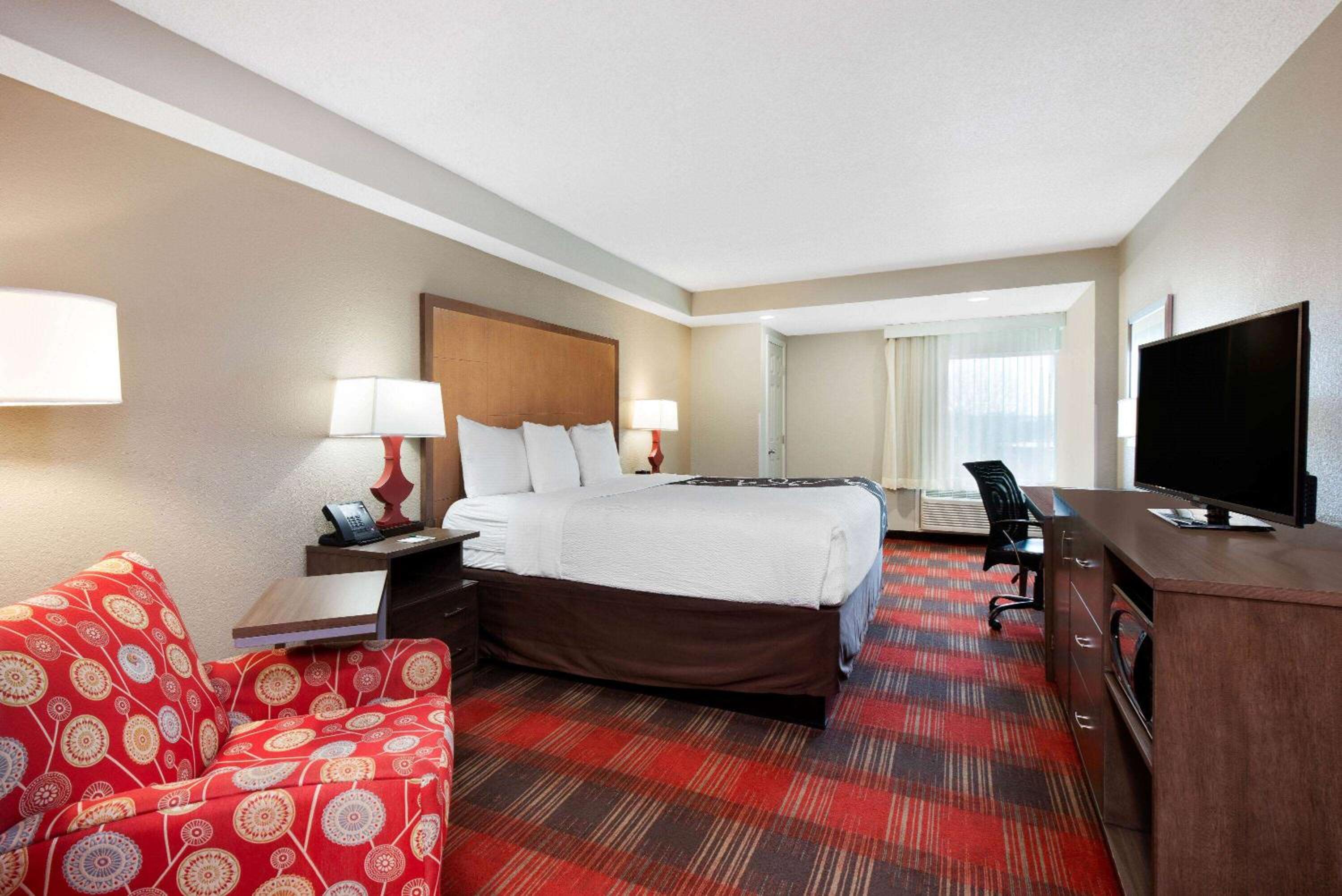 1 King Bed w/Microwave & Fridge - Photo 1