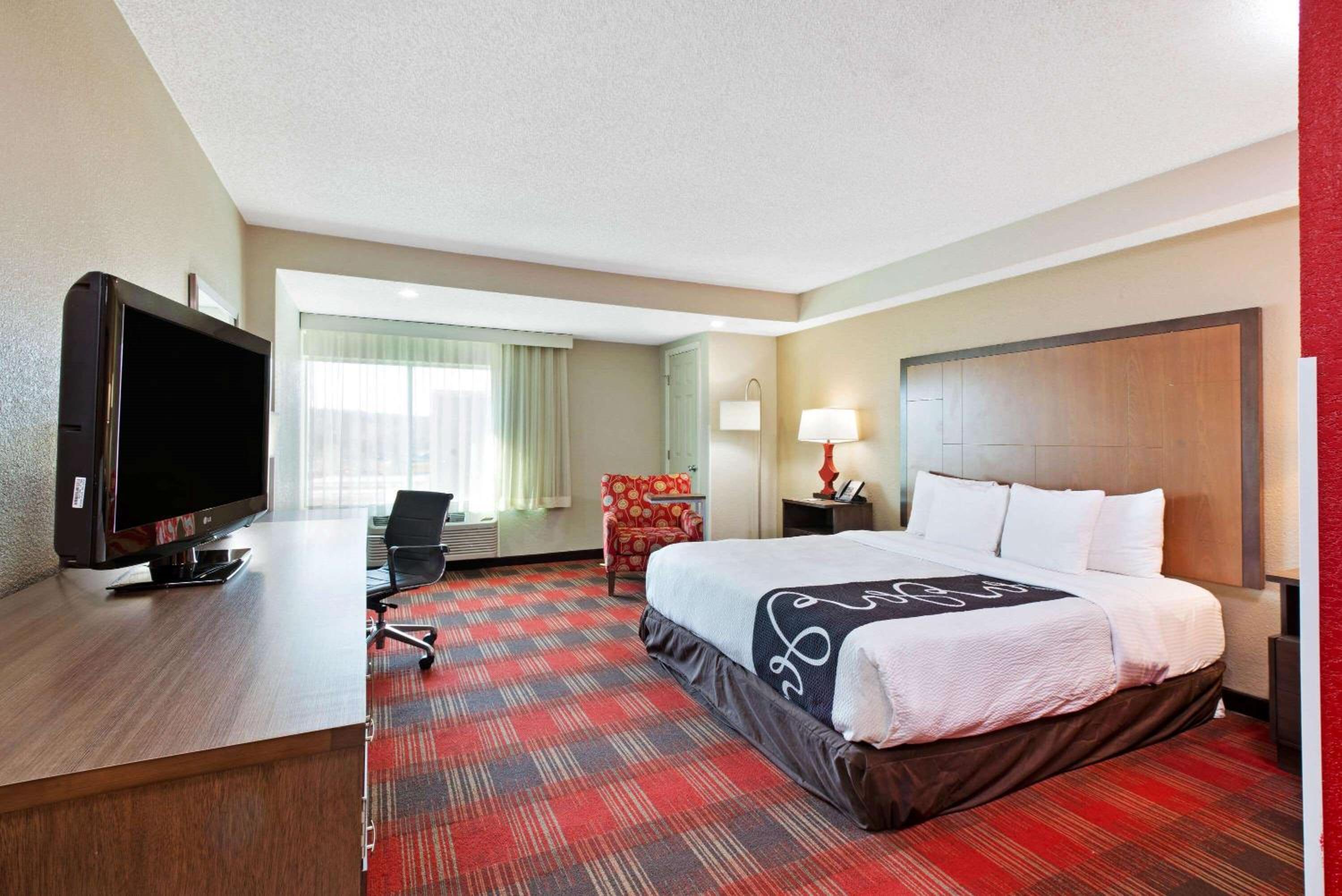 King Room with Roll-in Shower - Mobility Access/Non-Smoking - Photo 1