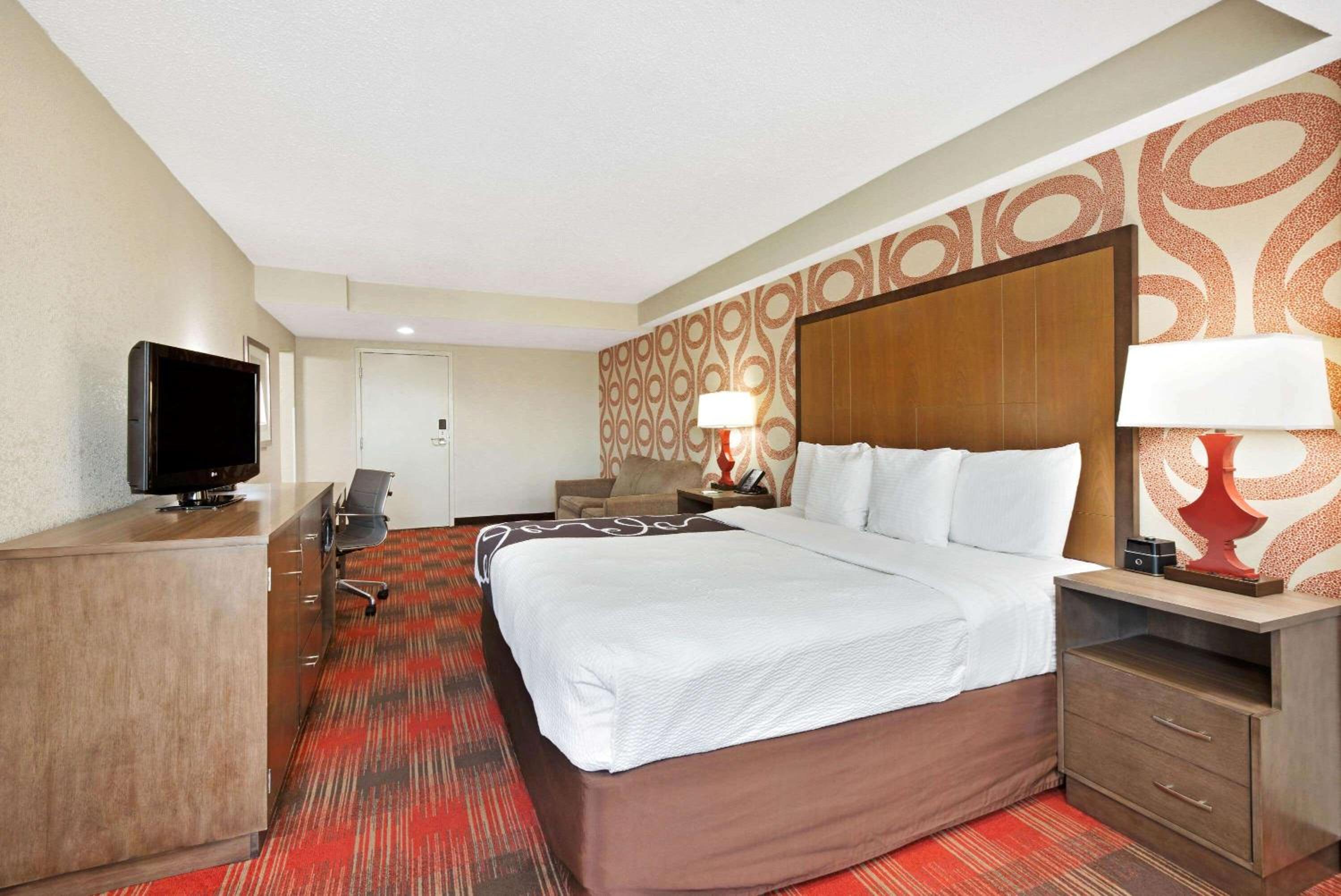 Deluxe King Room - Non-Smoking - Photo 1