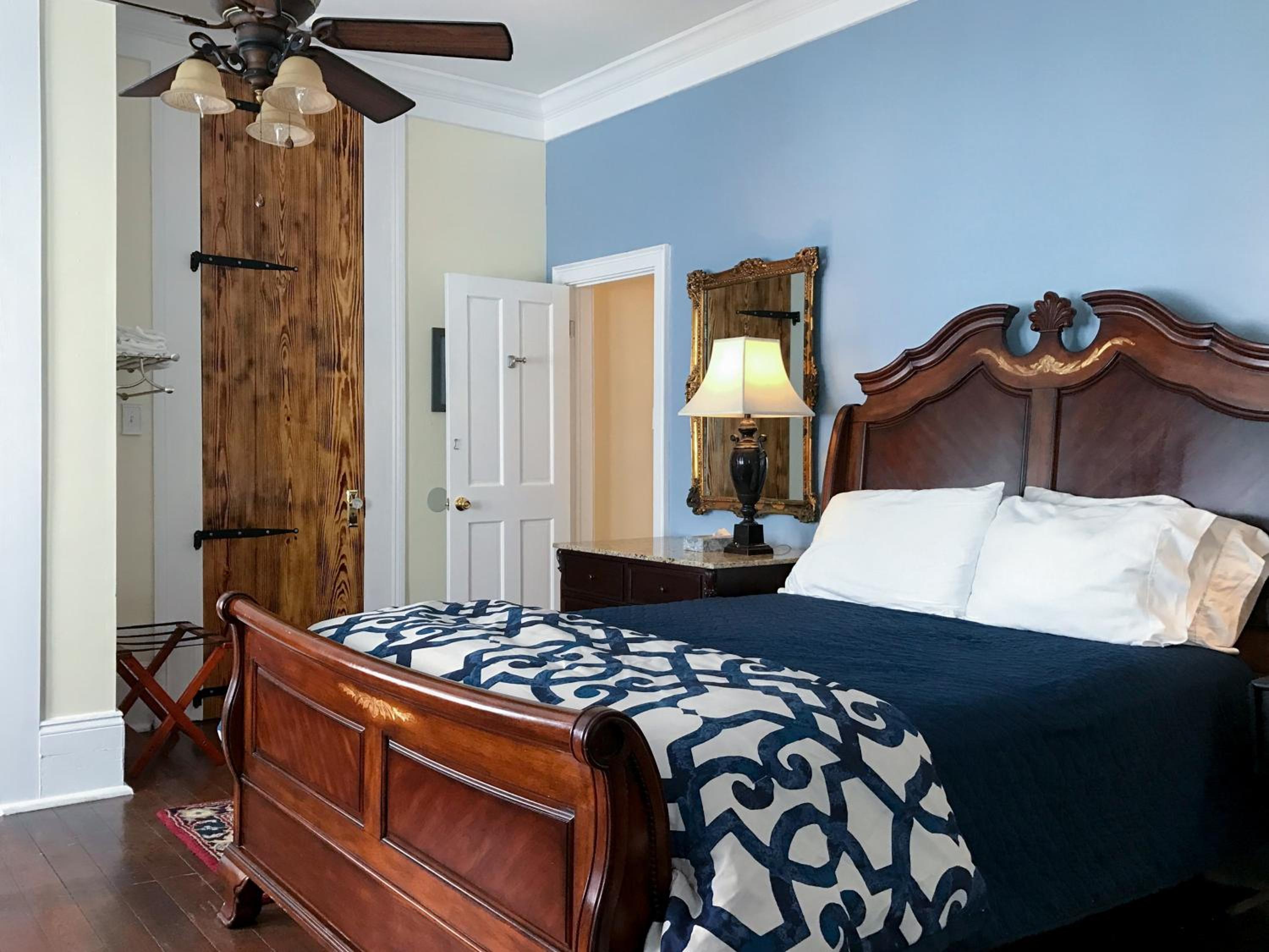 Deluxe King Suite - Photo 3