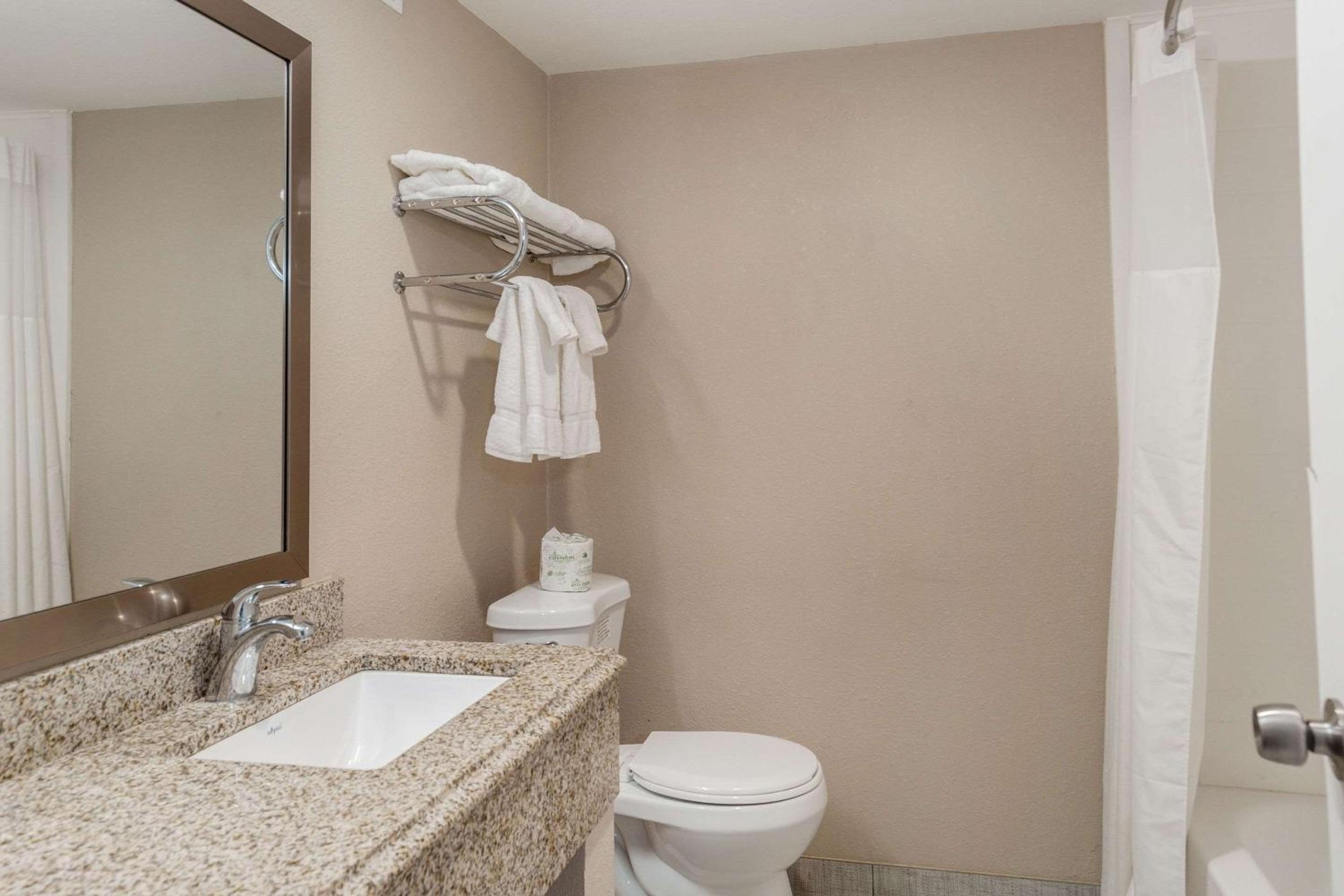 Standard Queen Room - Photo 7