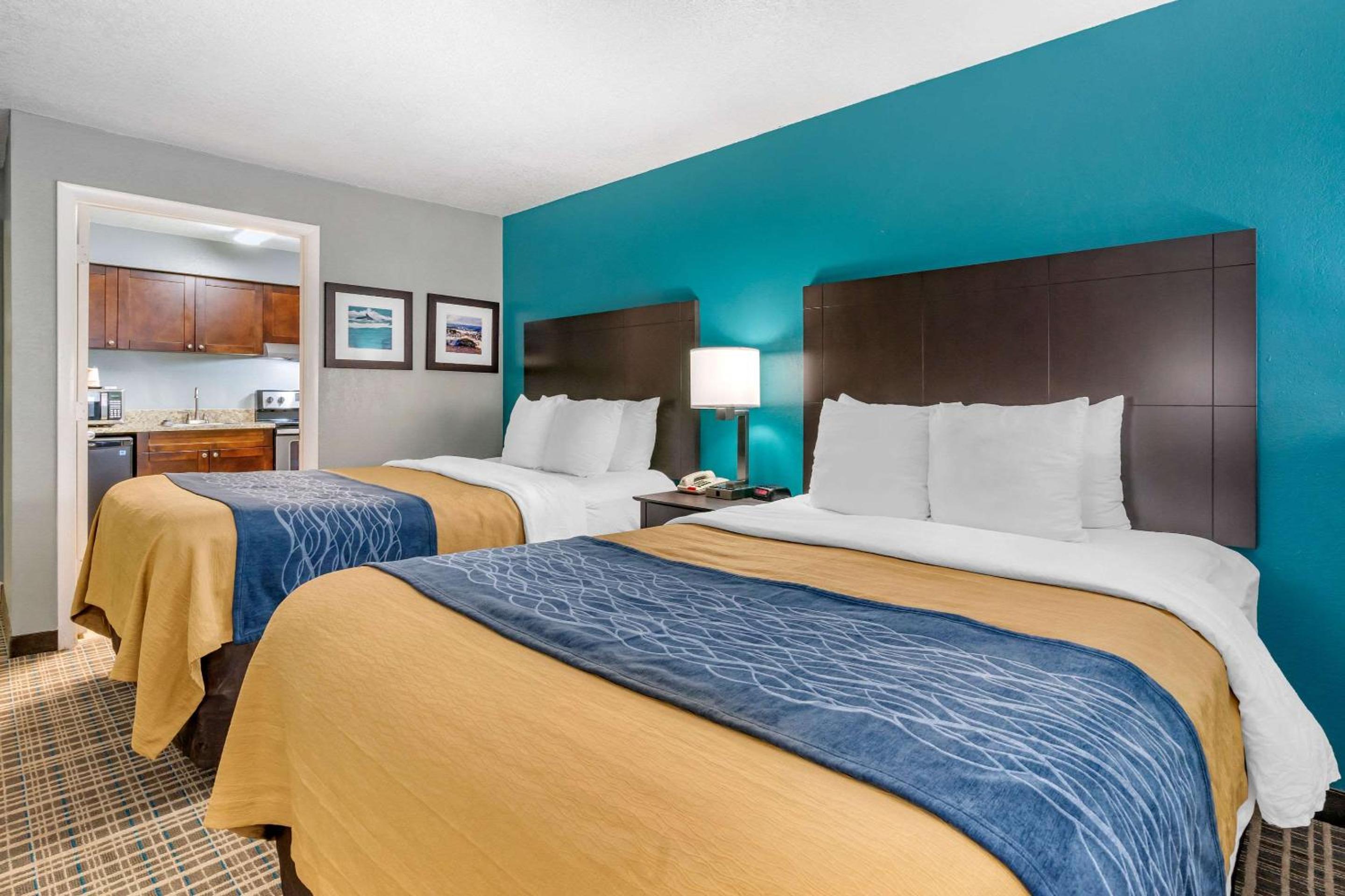 Queen Suite with Two Queen Beds and Sofa Bed - Photo 6