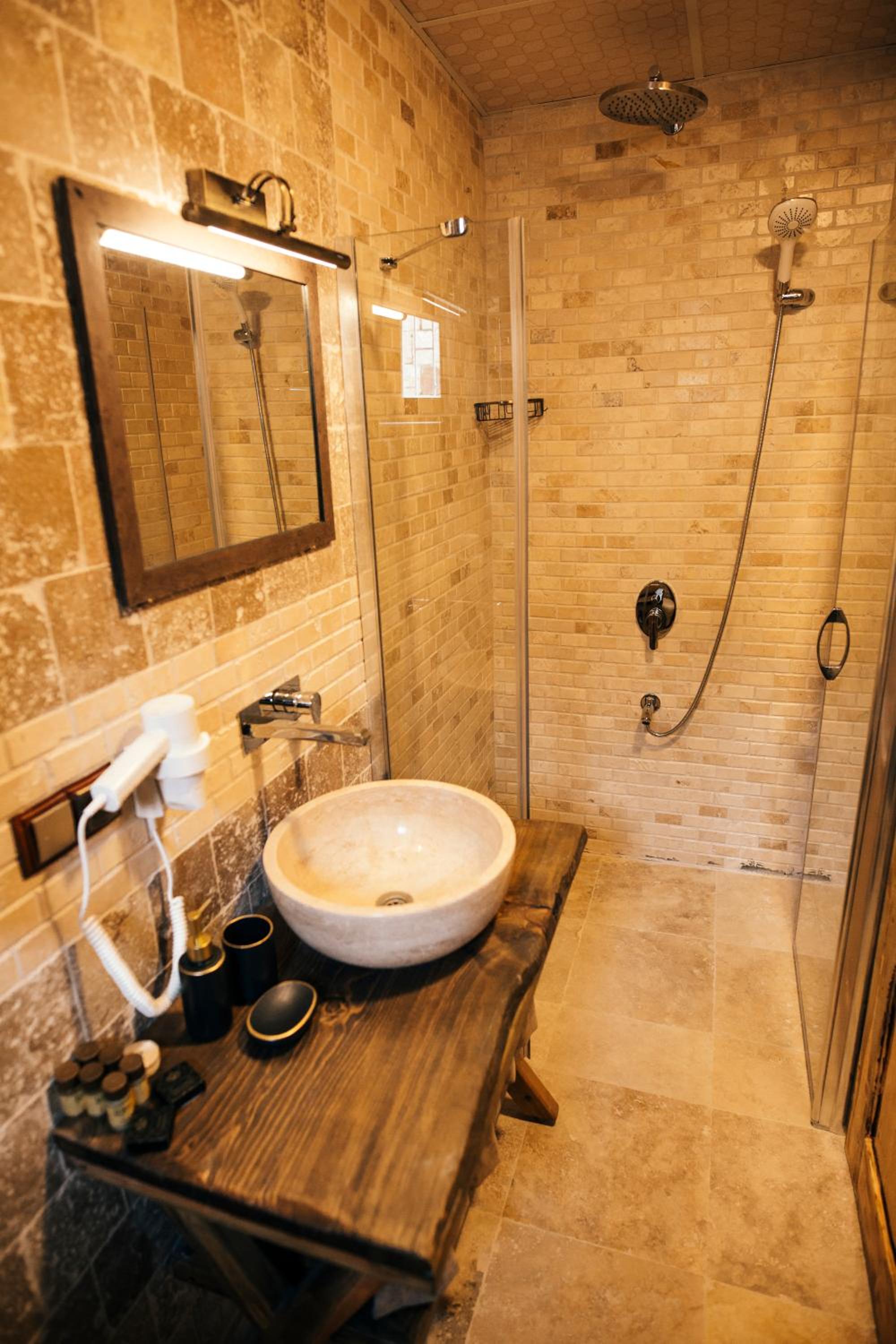 Standard Double Room - Photo 12