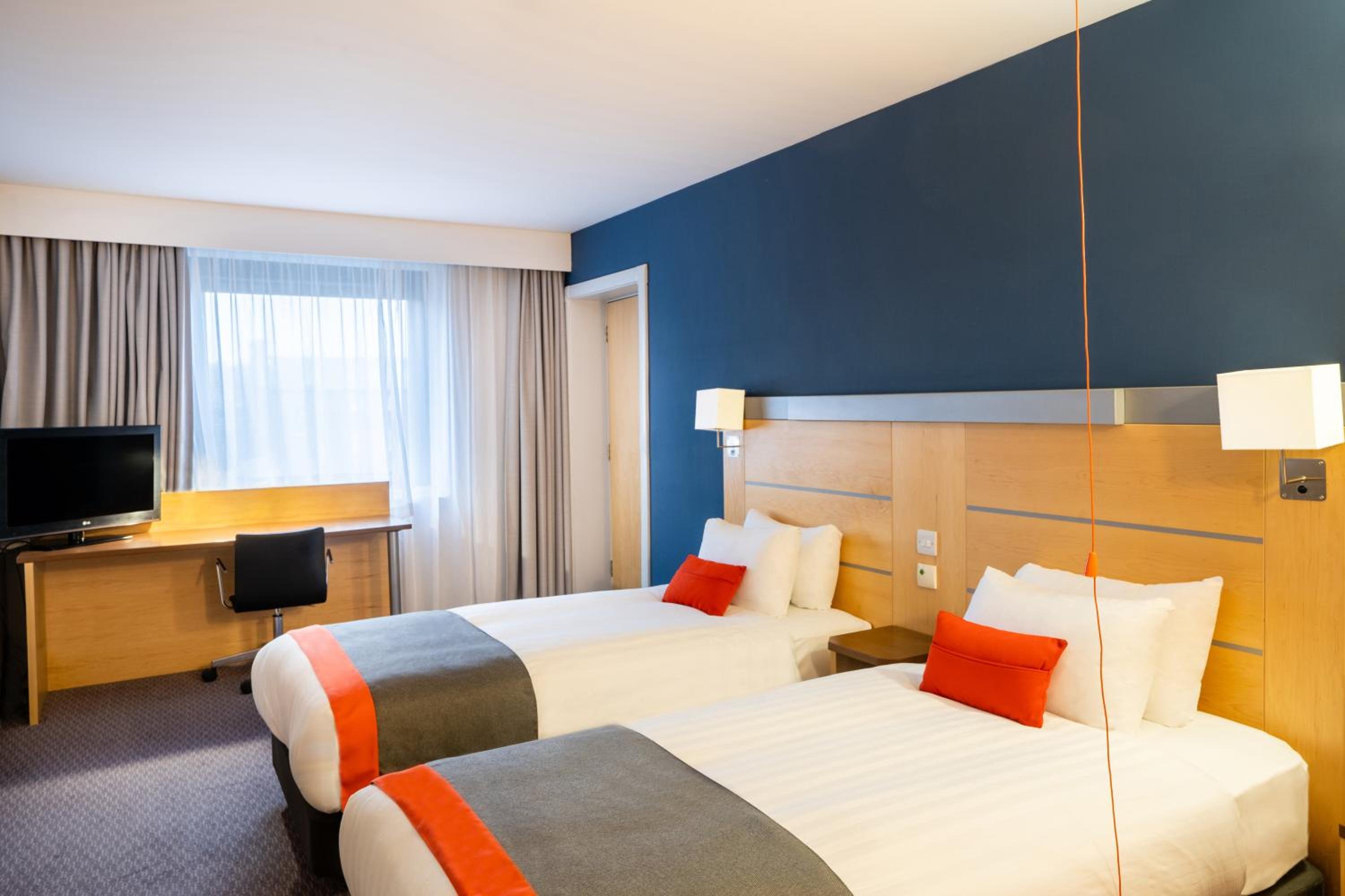 Standard Twin Room with Free Hot Breakfast - Accessible photo 2
