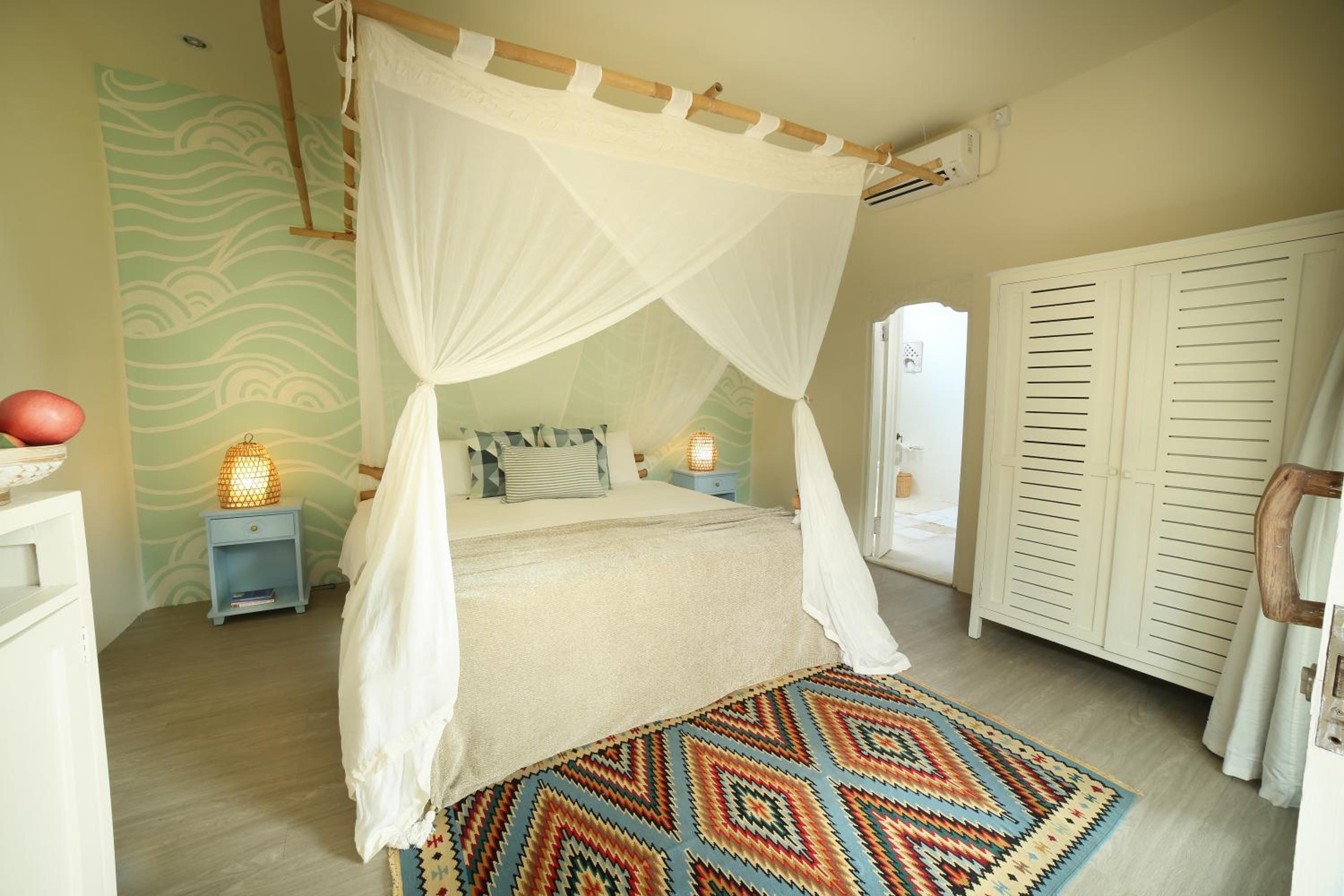 Deluxe Double Room with Balcony - Photo 8