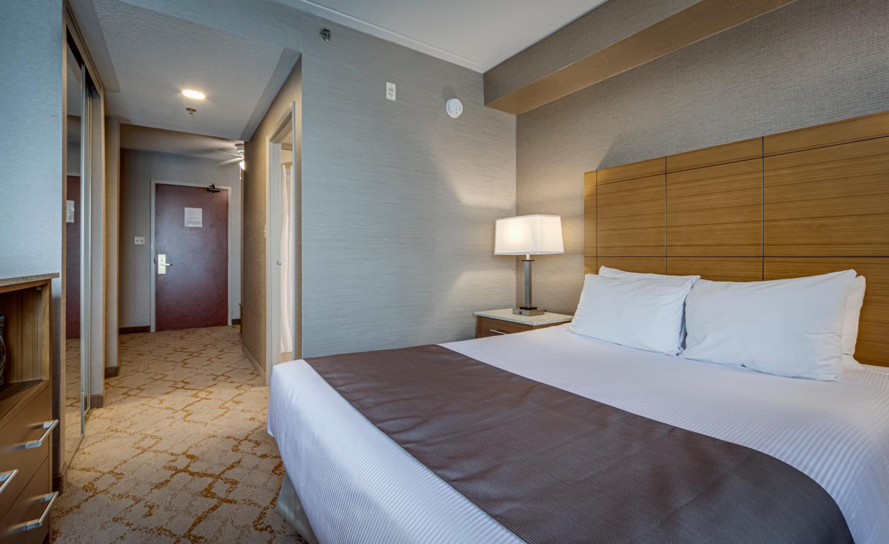 Queen Suite with Sofa Bed - Photo 3