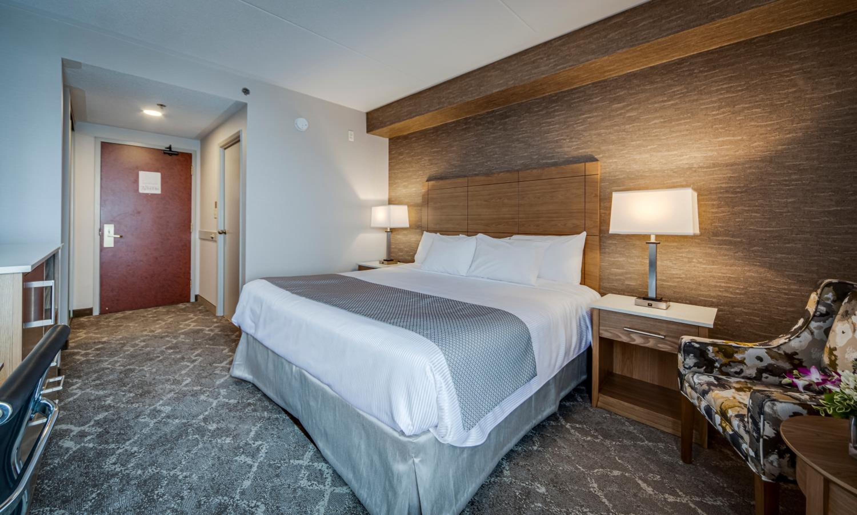 Standard room with 1 king bed - Photo 2