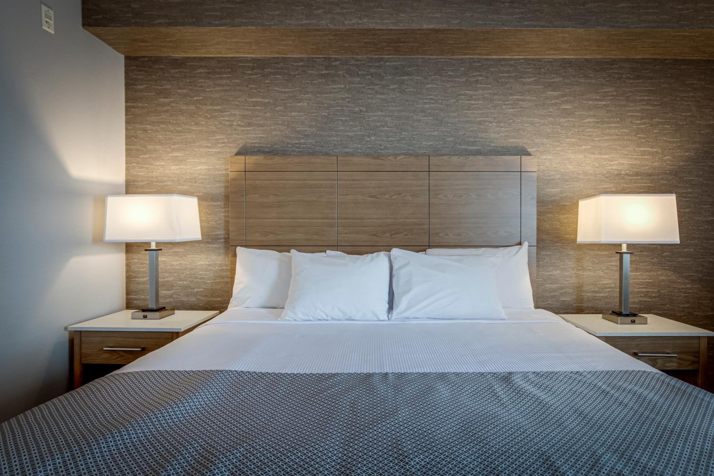 Standard room with 1 king bed - Photo 3