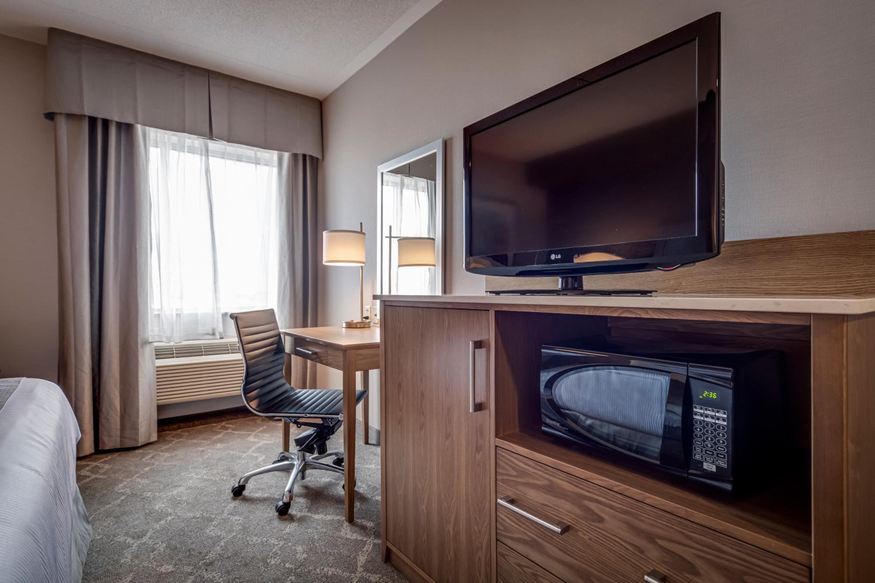 Standard room with 1 king bed - Photo 1