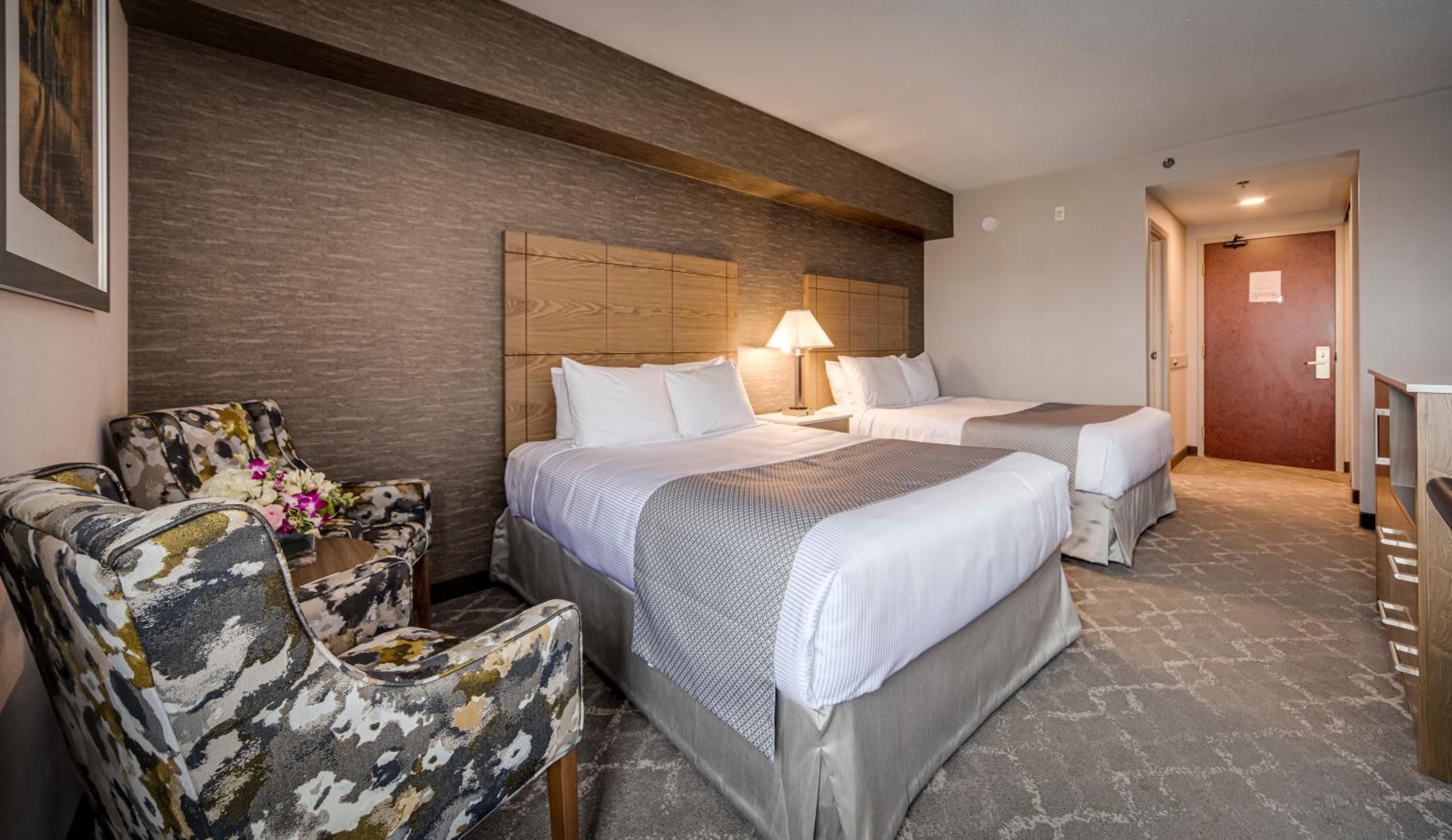 Standard Room with Two Queen Beds - Photo 8