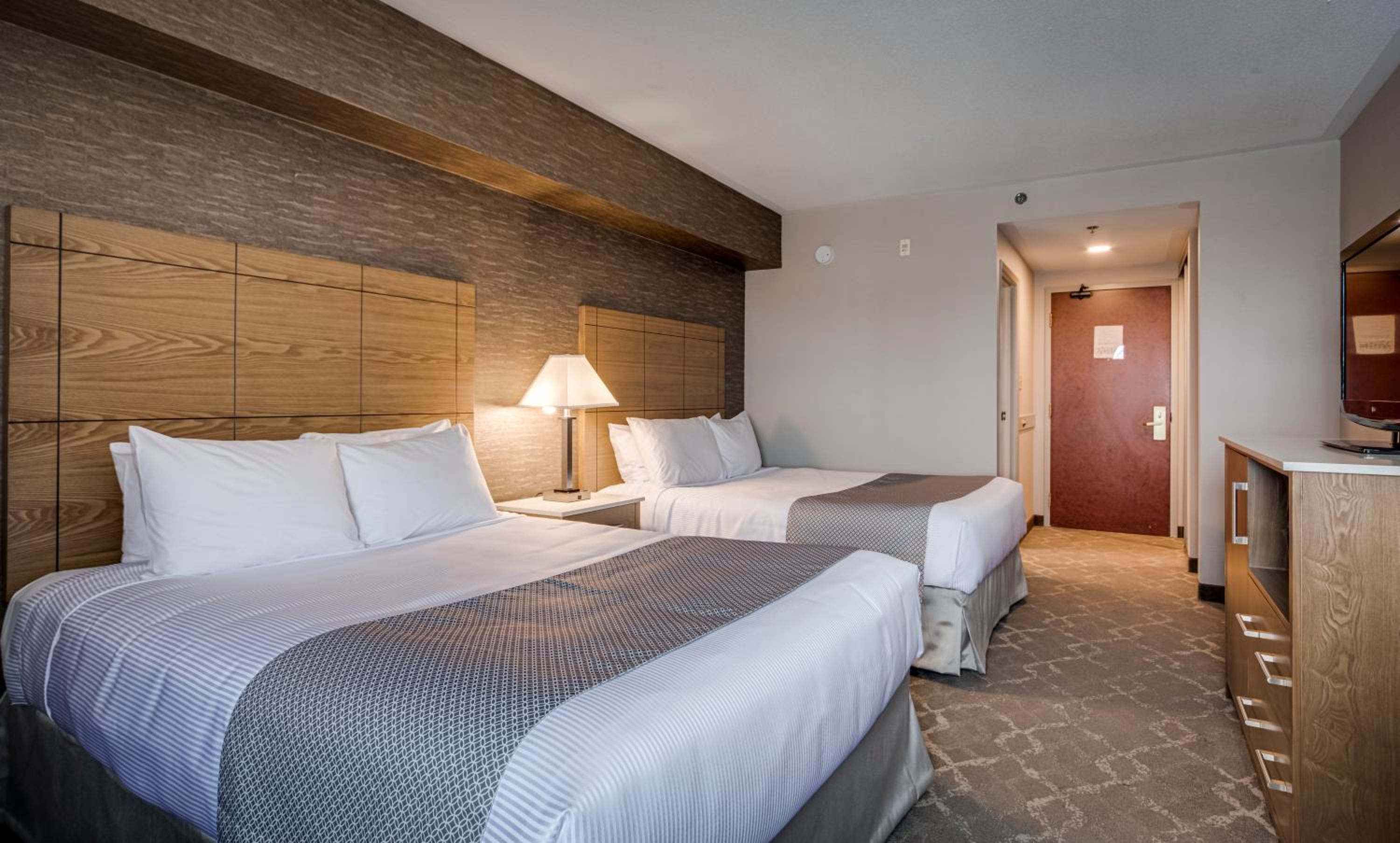 Standard Room with Two Queen Beds - Photo 4