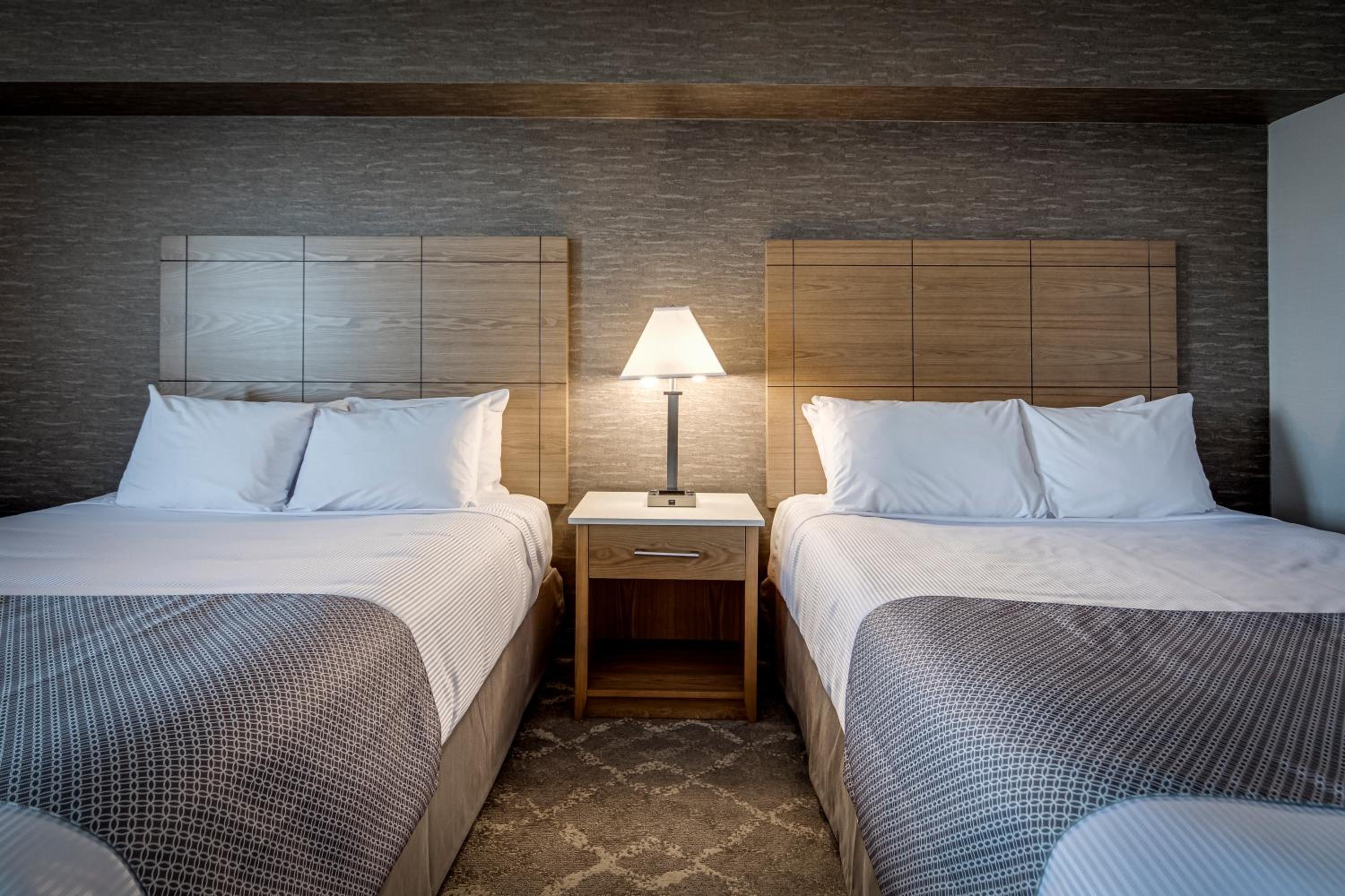 Standard Room with Two Queen Beds - Photo 2