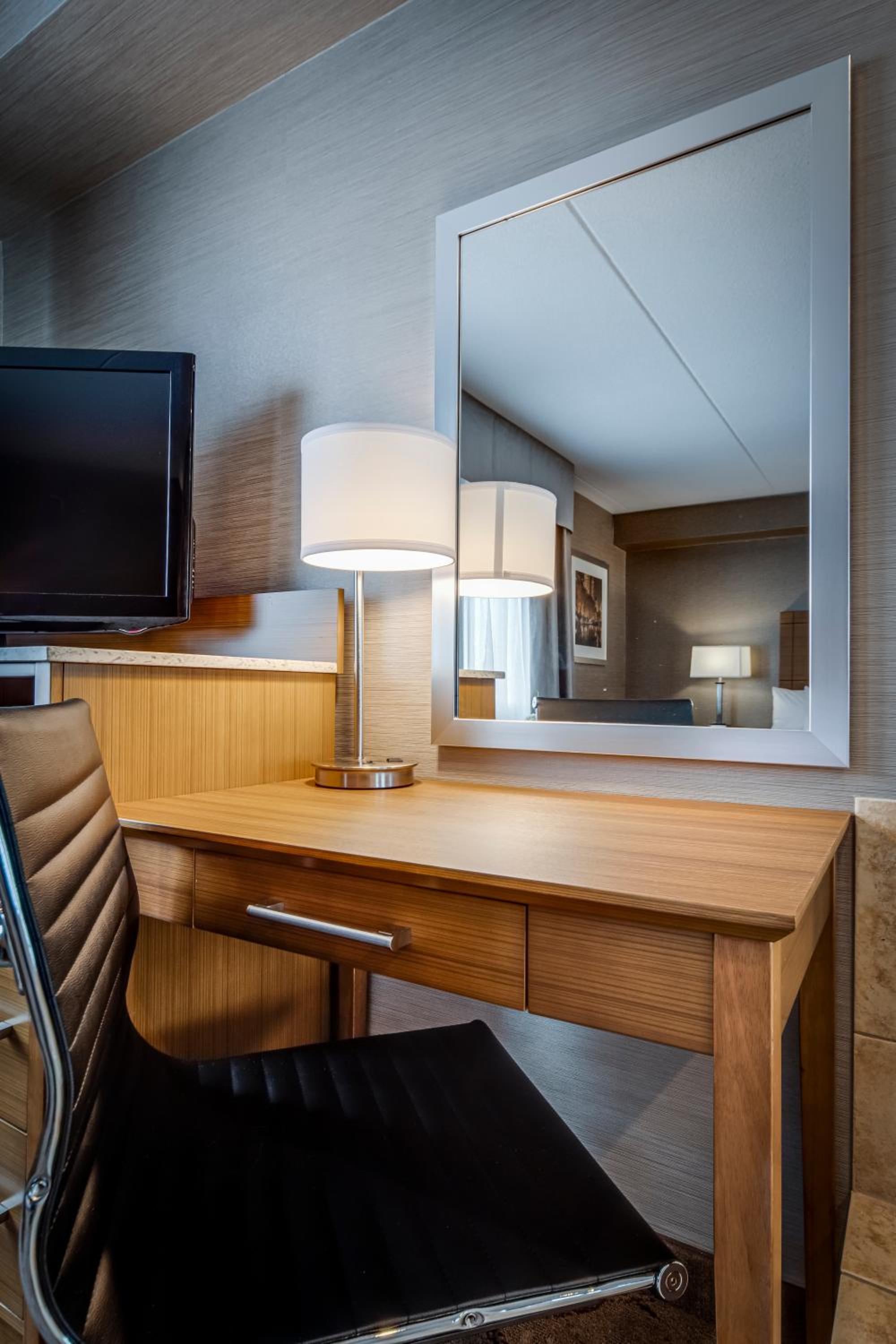 King Suite with Jetted Tub - Photo 7