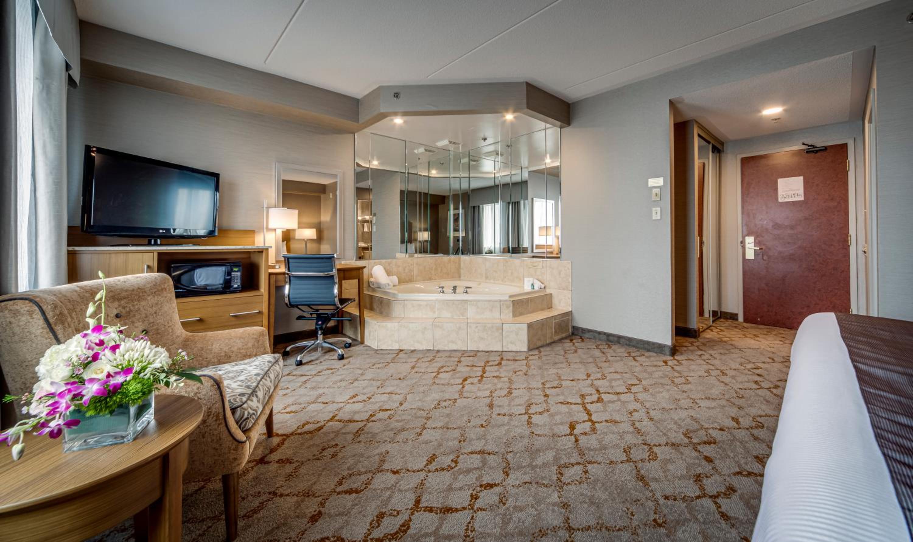 King Suite with Jetted Tub - Photo 3