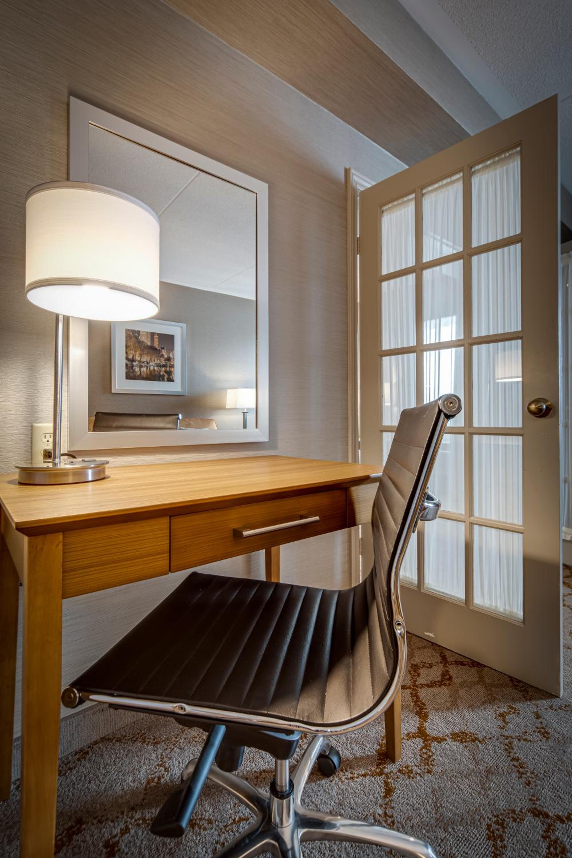 Deluxe Queen Suite with Jetted Tub and Living Room - Photo 15