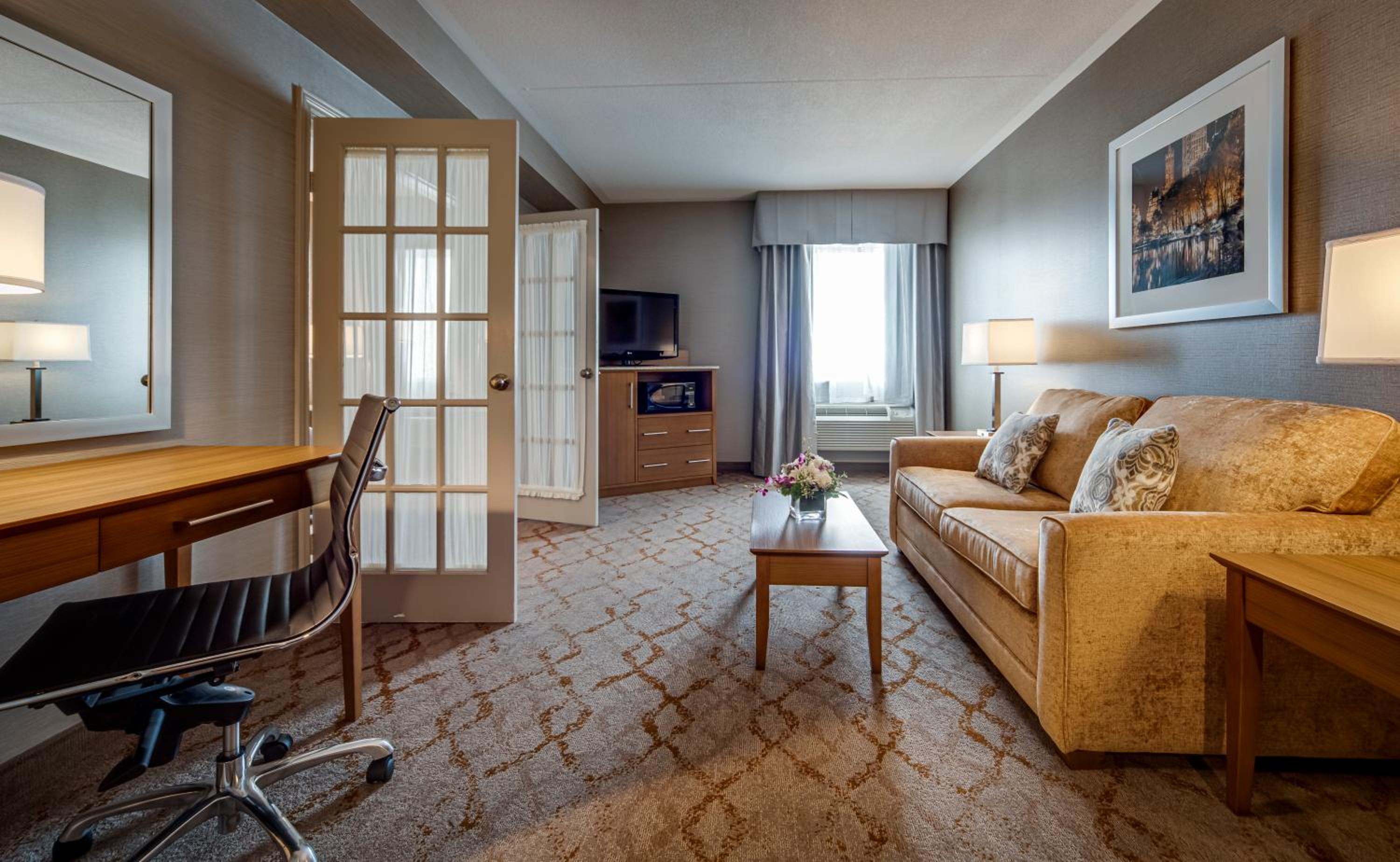 Deluxe Queen Suite with Jetted Tub and Living Room - Photo 14