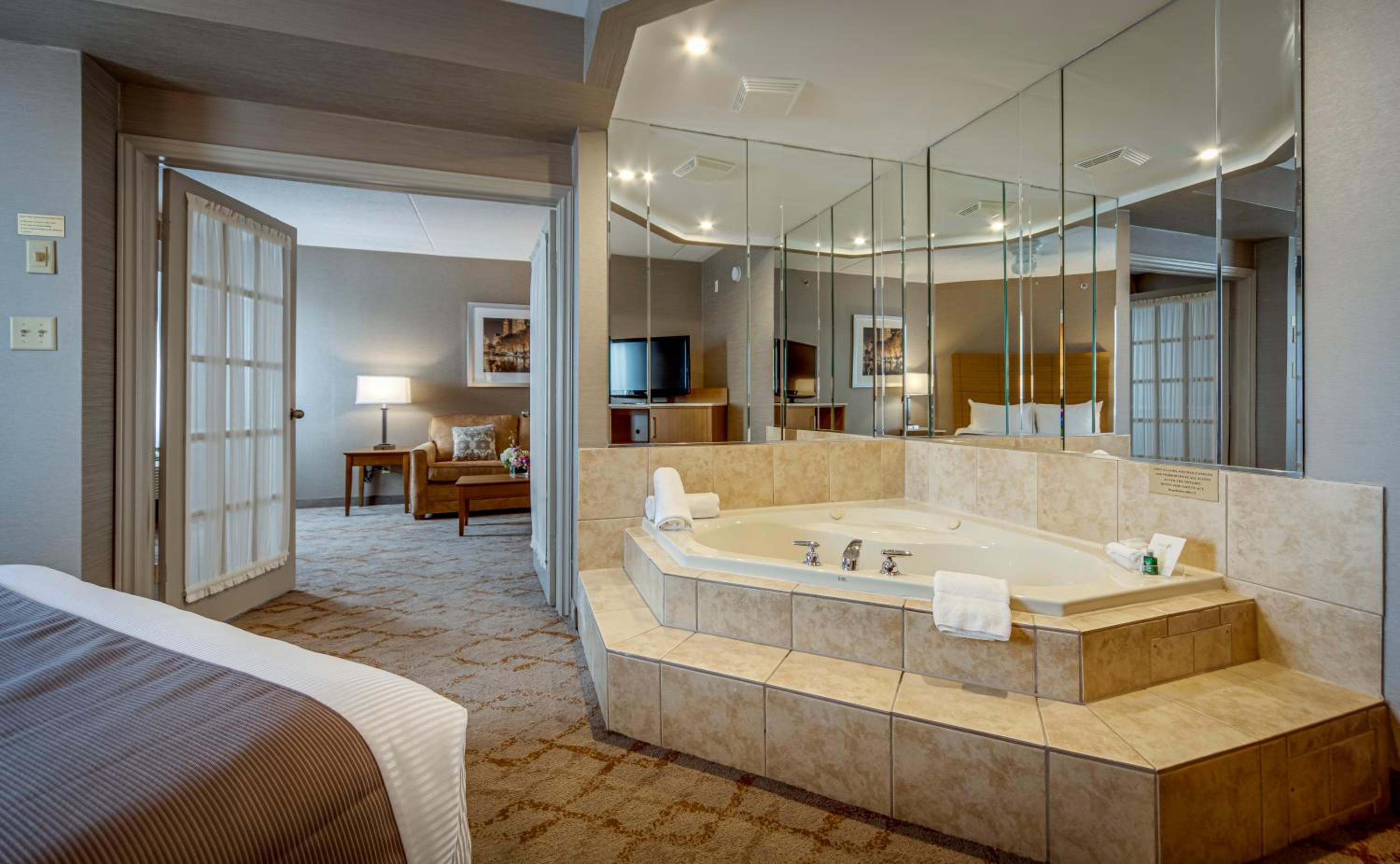 Deluxe Queen Suite with Jetted Tub and Living Room - Photo 13