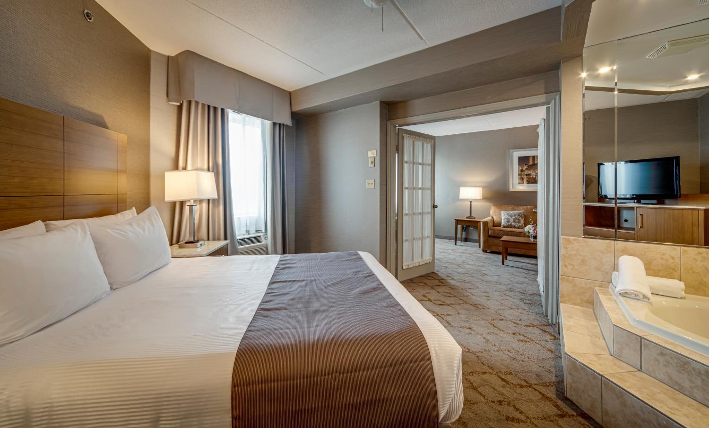 Deluxe Queen Suite with Jetted Tub and Living Room - Photo 1
