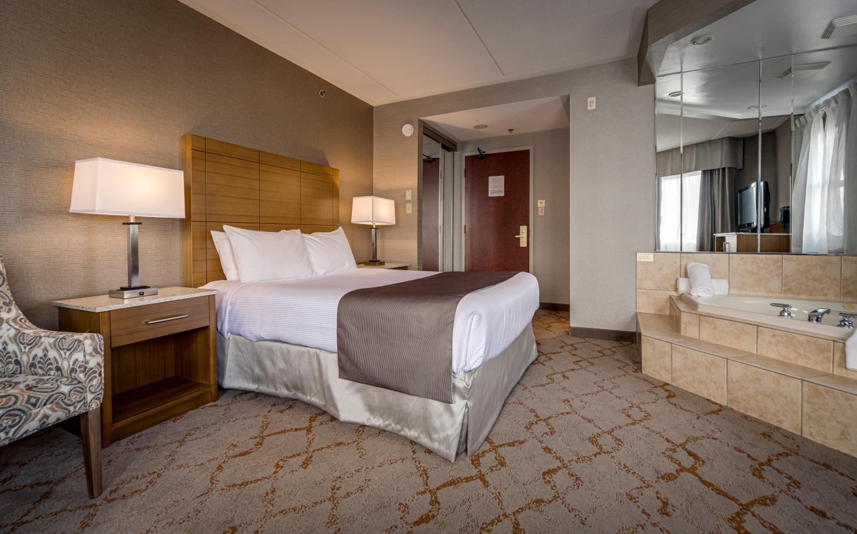 Queen Suite with Jetted Tub - Photo 6