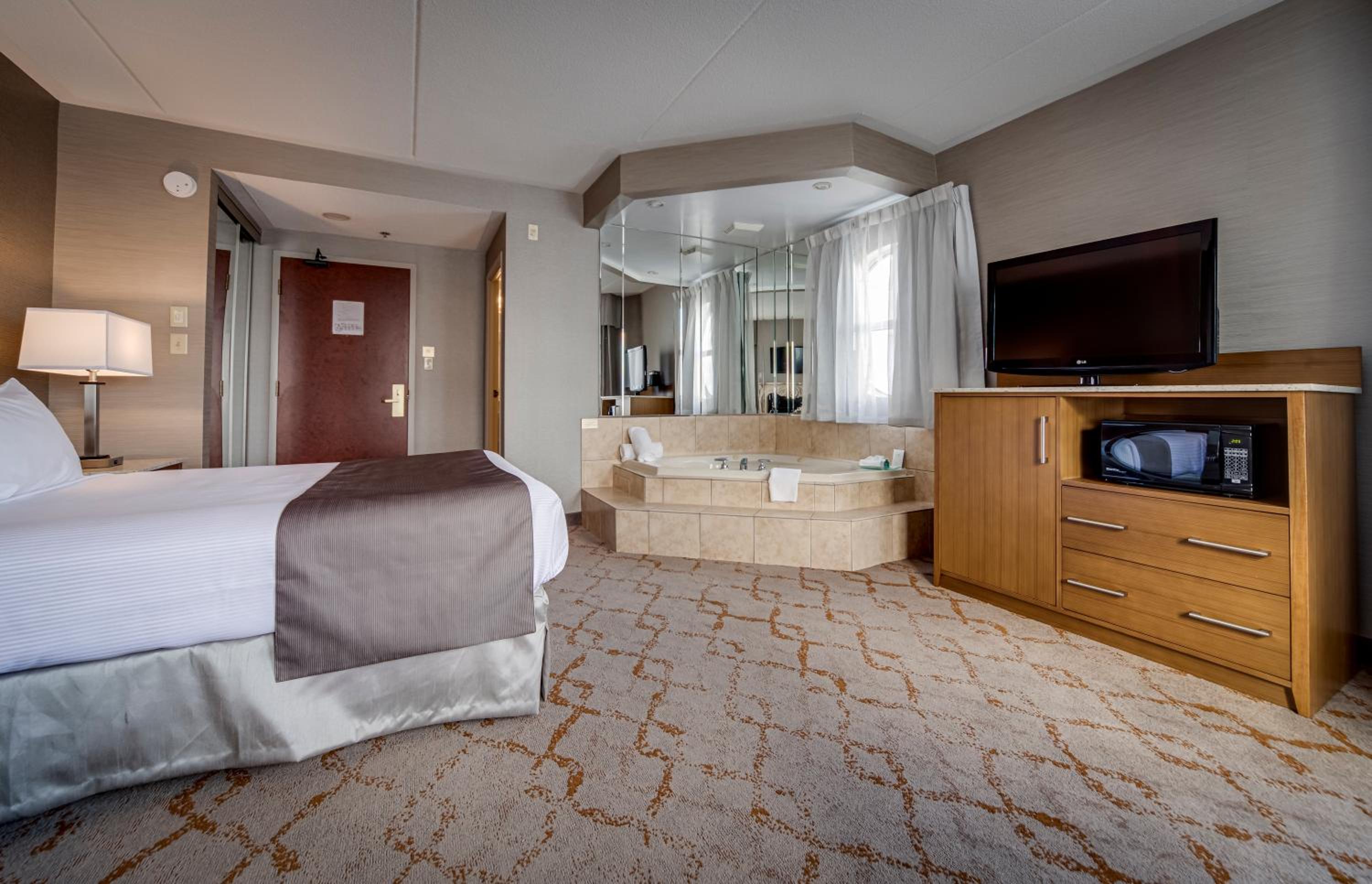 Queen Suite with Jetted Tub - Photo 8
