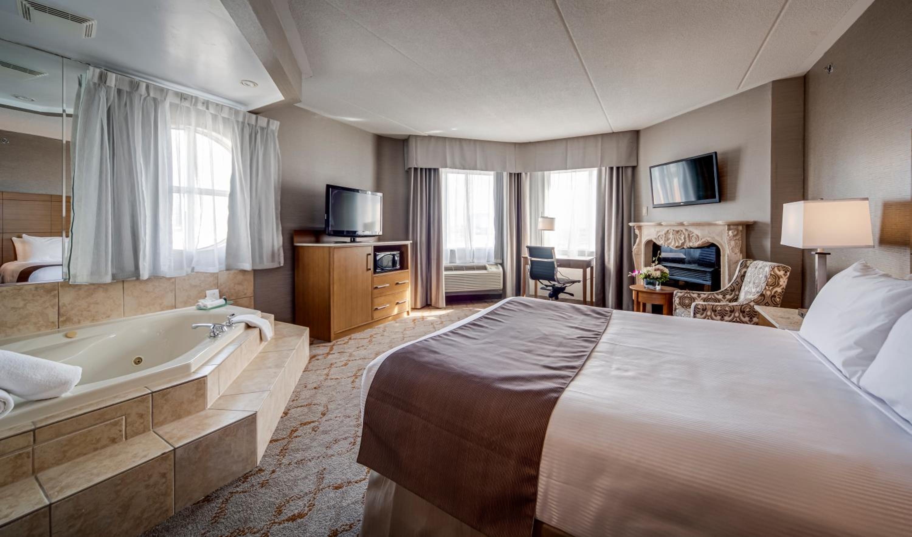 Queen Suite with Jetted Tub - Photo 9
