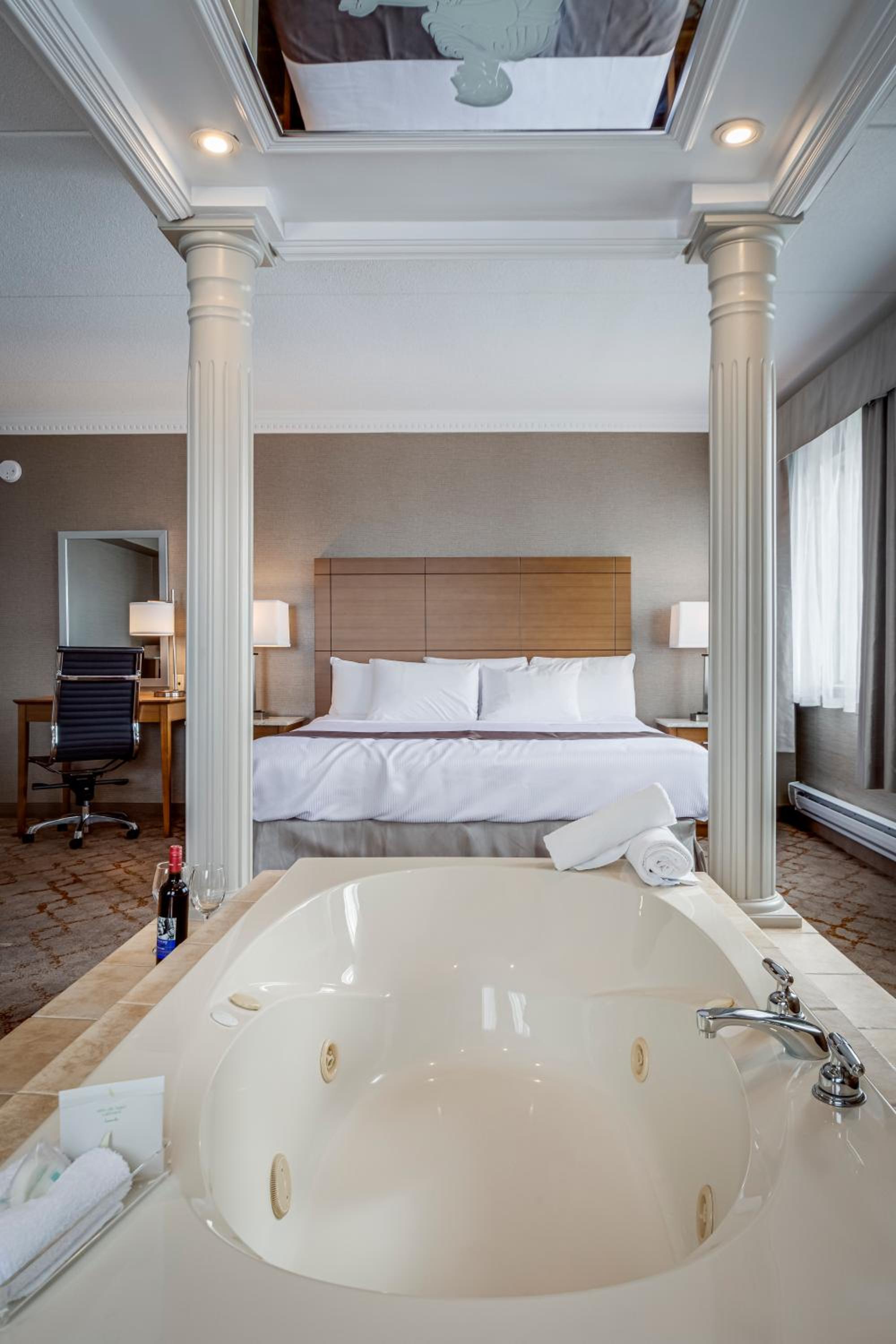 Luxury King Suite with Jetted Tub - Photo 4