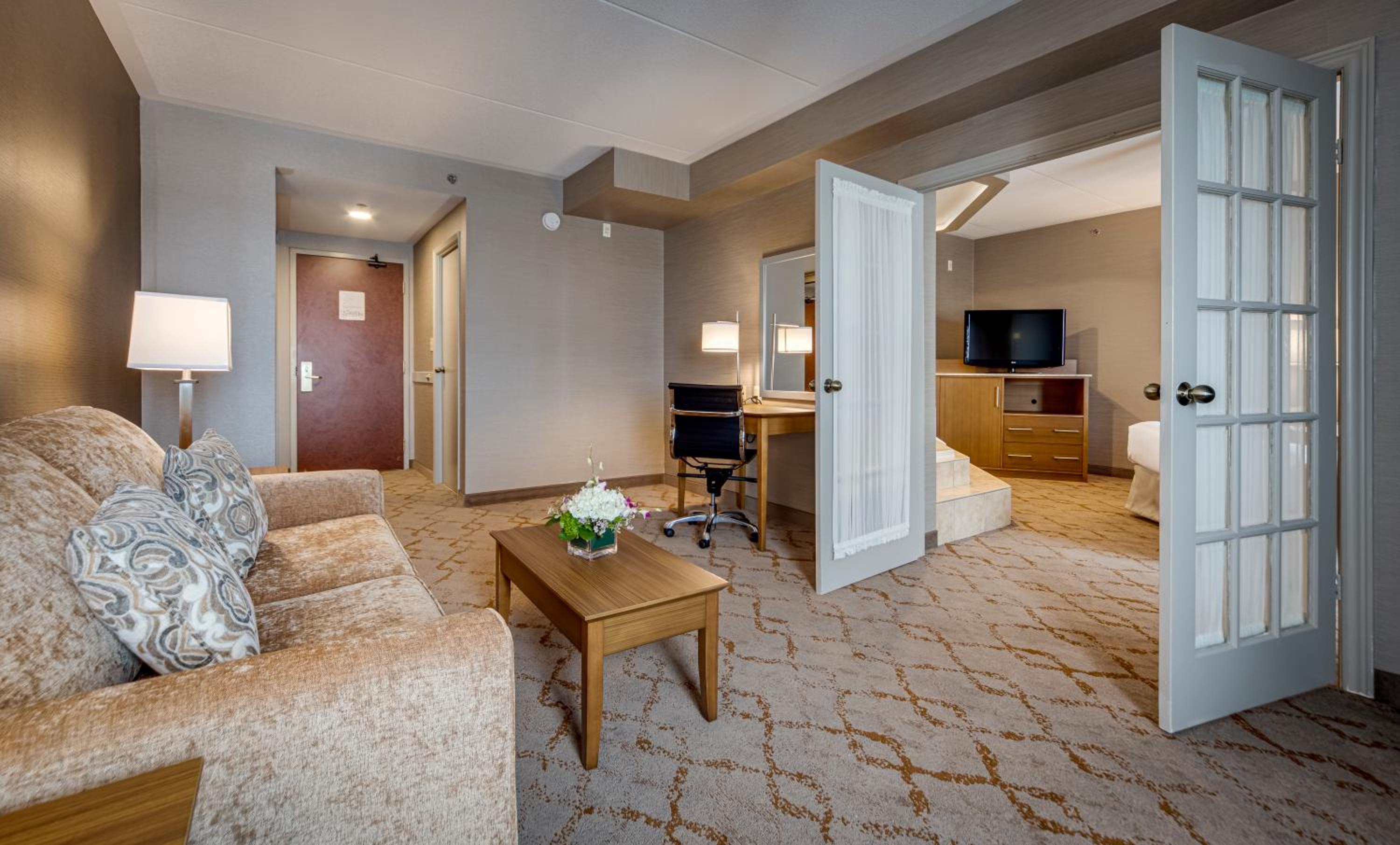 Deluxe Queen Suite with Jetted Tub and Living Room - Photo 5