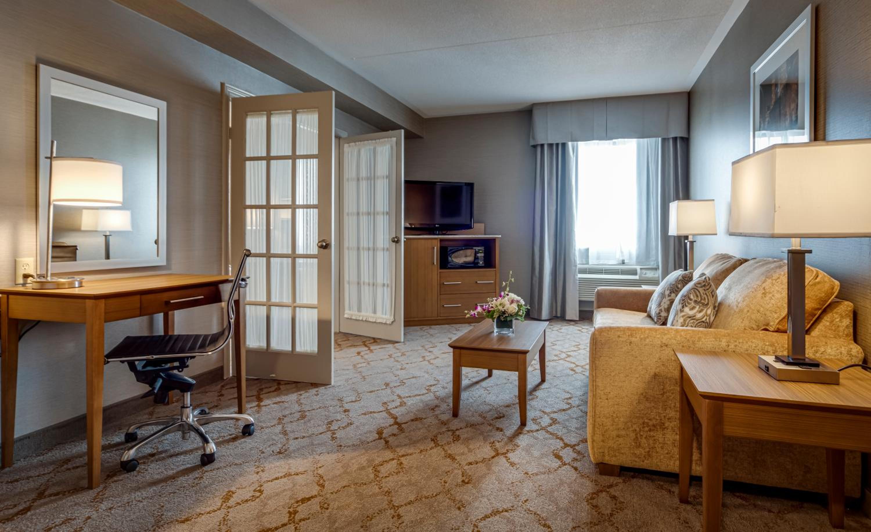 Deluxe Queen Suite with Jetted Tub and Living Room - Photo 6